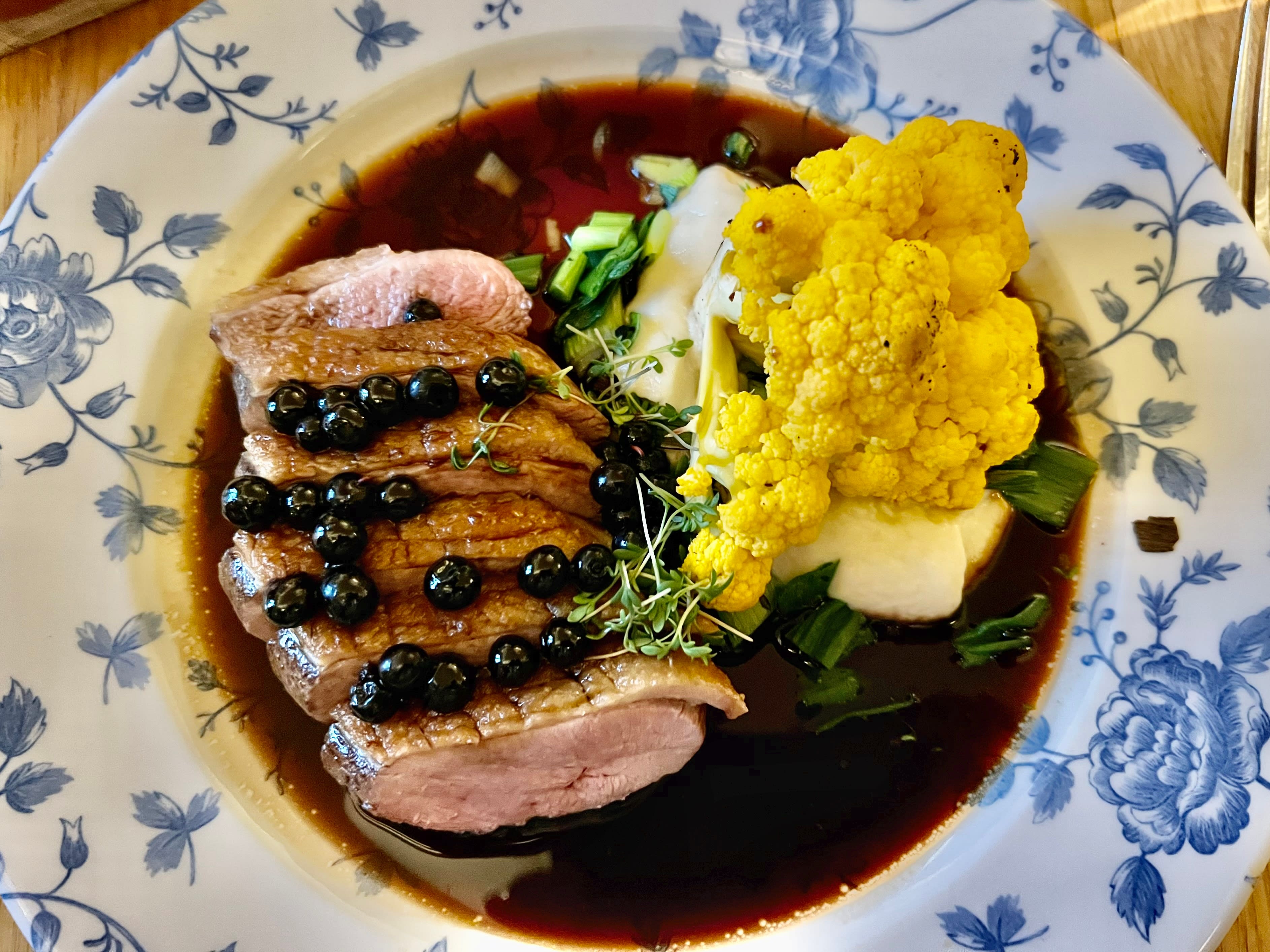 And i blåbær- og kirsebærsaus.