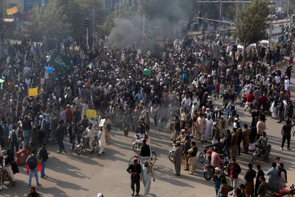Demonstranter holder stand i Islamabad 