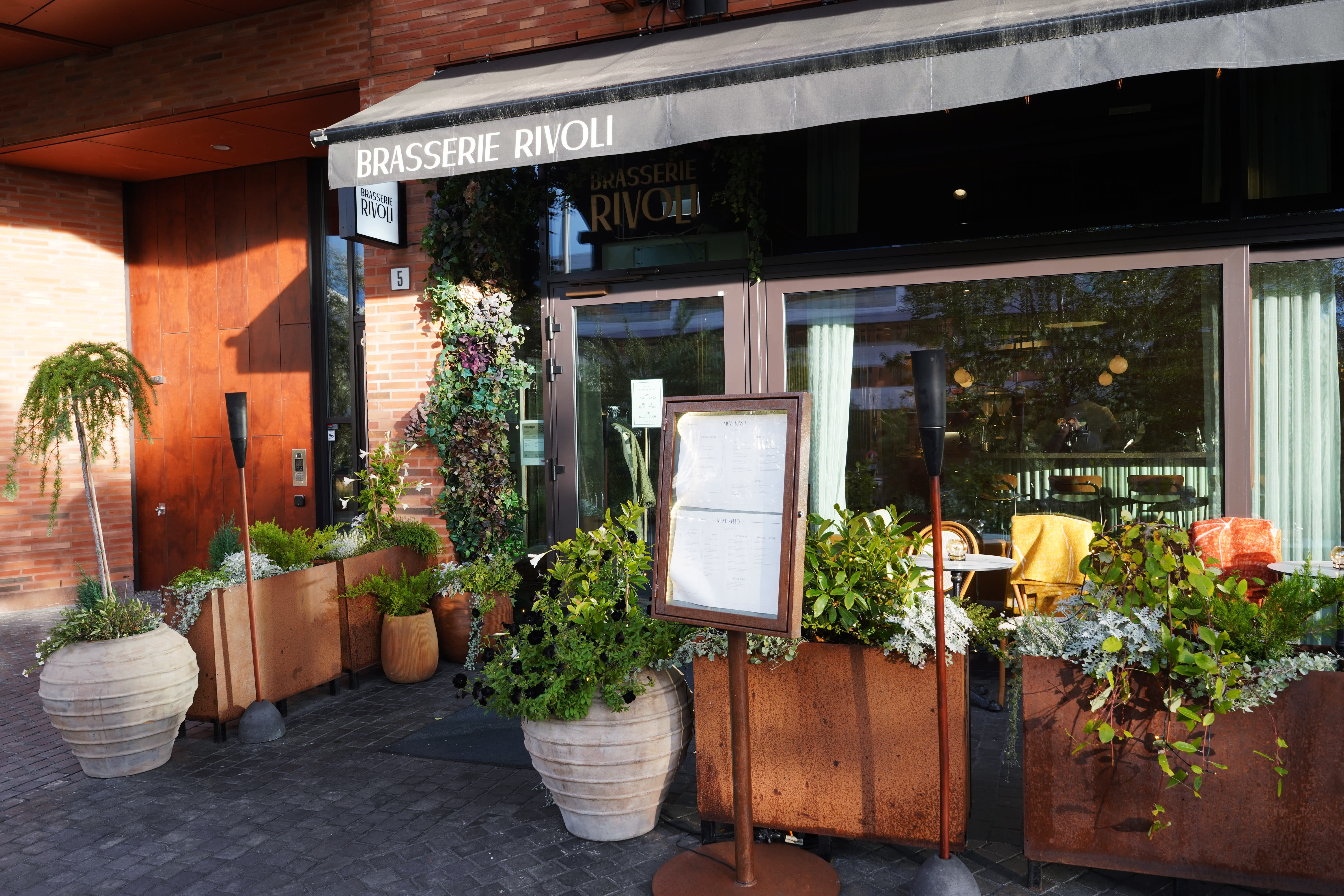 Rivoli ligger i Bjørvika. På uteserveringen er det kveldssol. 