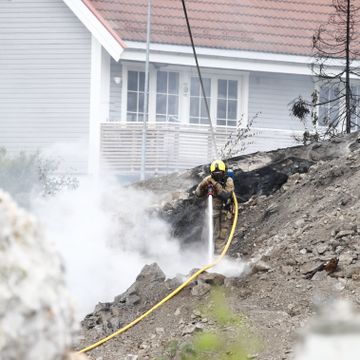 Lørenskog: Kontroll på kraftig brann i anleggsområde. Boliger evakuert. 