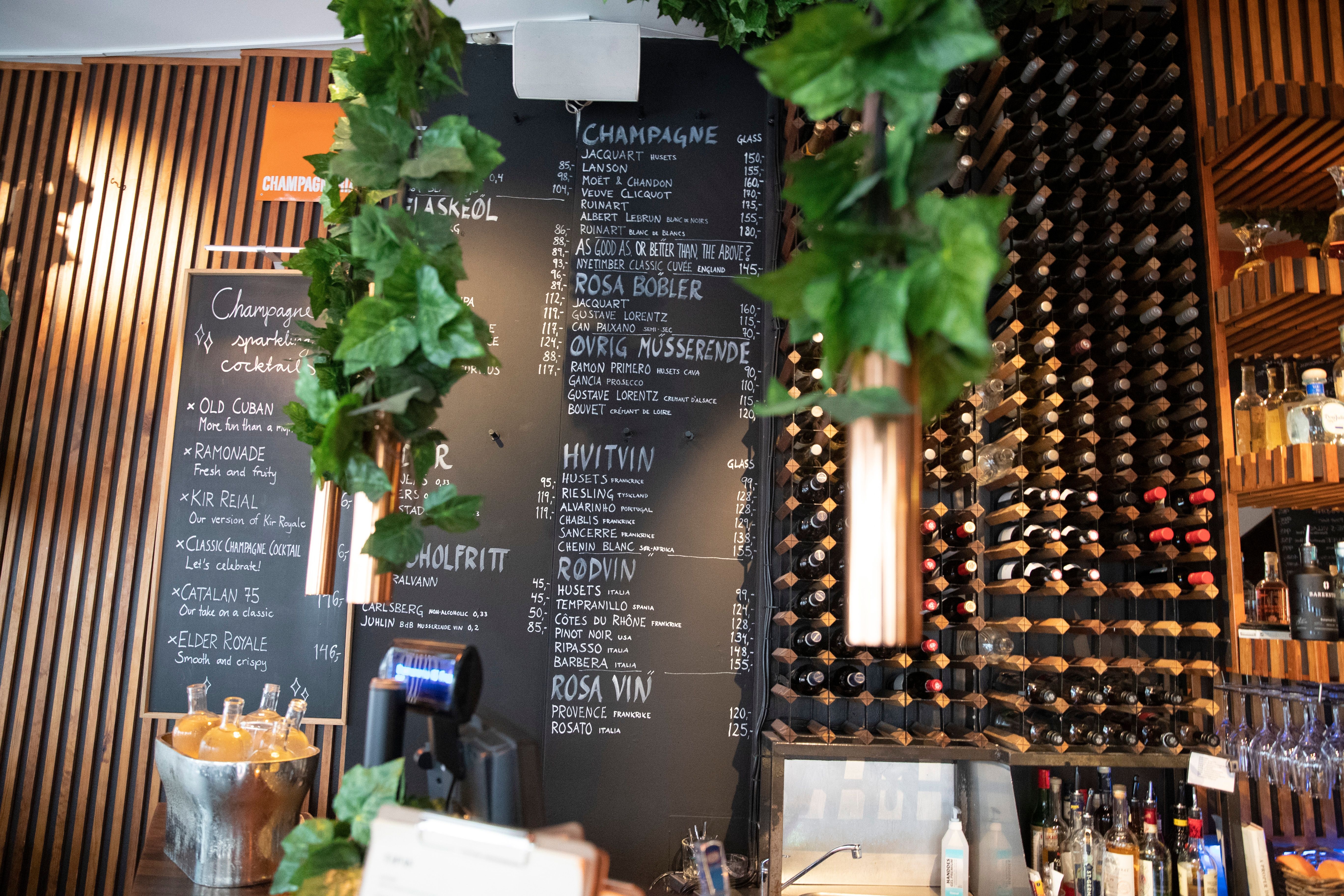 De har et greit utvalg av vin, men det er ikke greit å servere lunken burgunder. 