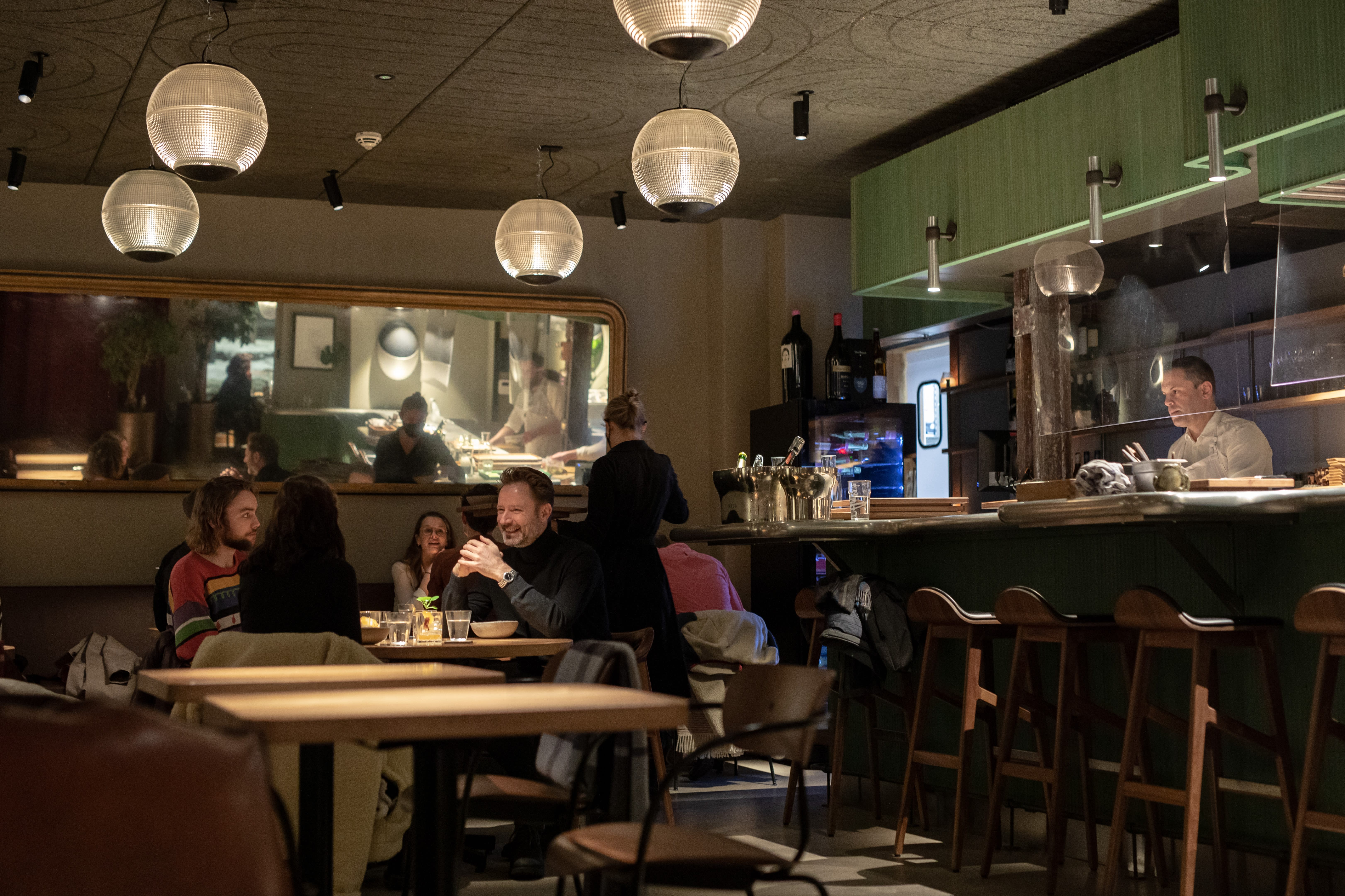 Godt med plasser i baren hos Apostrophe.