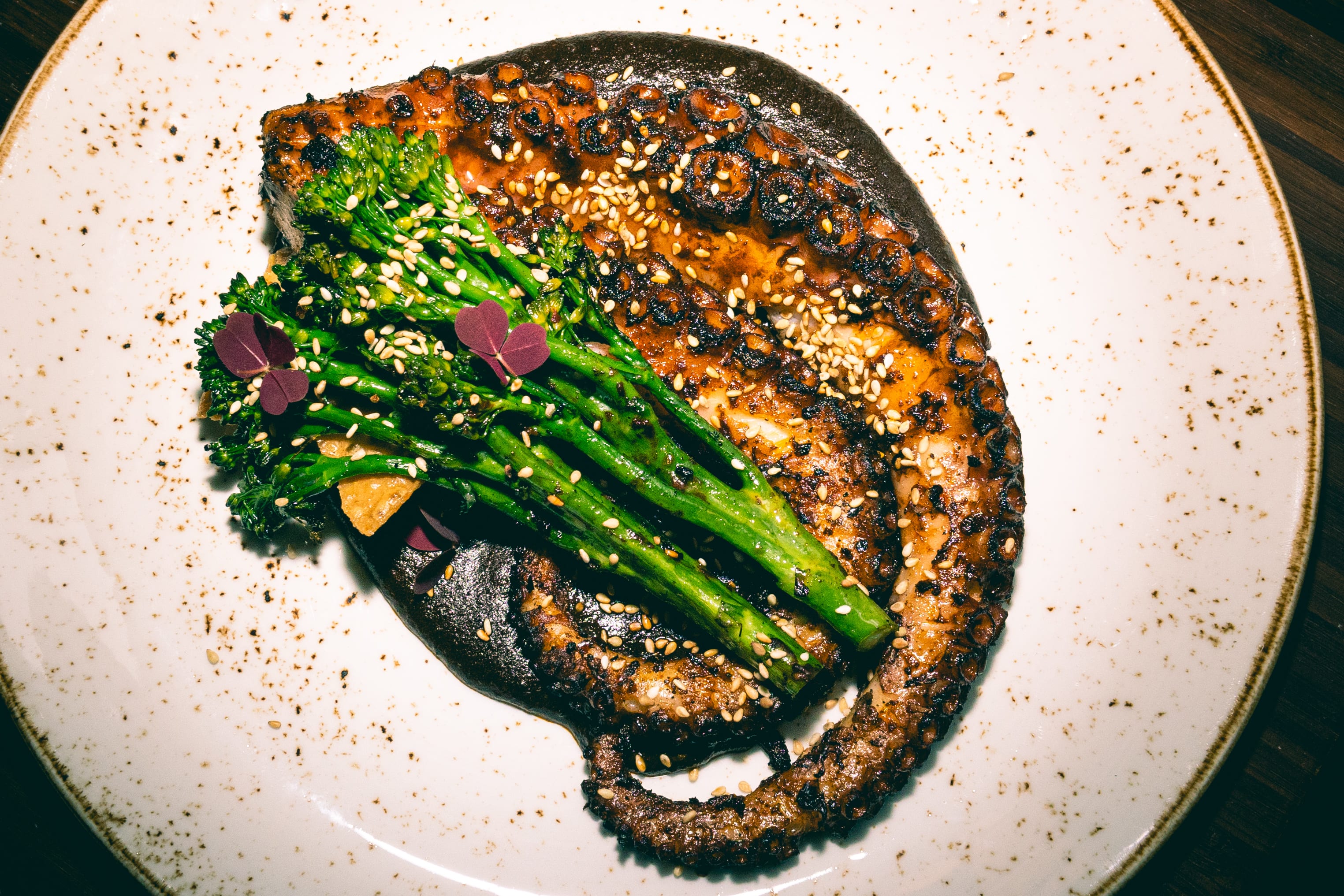 Signaturretten med grillet blekksprut og mole.