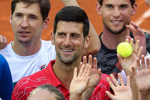 Tennisstjerner vender ryggen til Djokovic. Nå har verdenseneren testet positivt for korona.