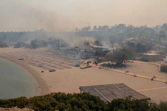 Se bildene: Gresk turistparadis i flammer