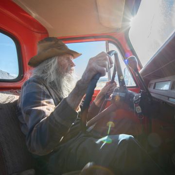 Den norsk-amerikanske cowboyen John Hoiland (94) nekter å pensjonere seg