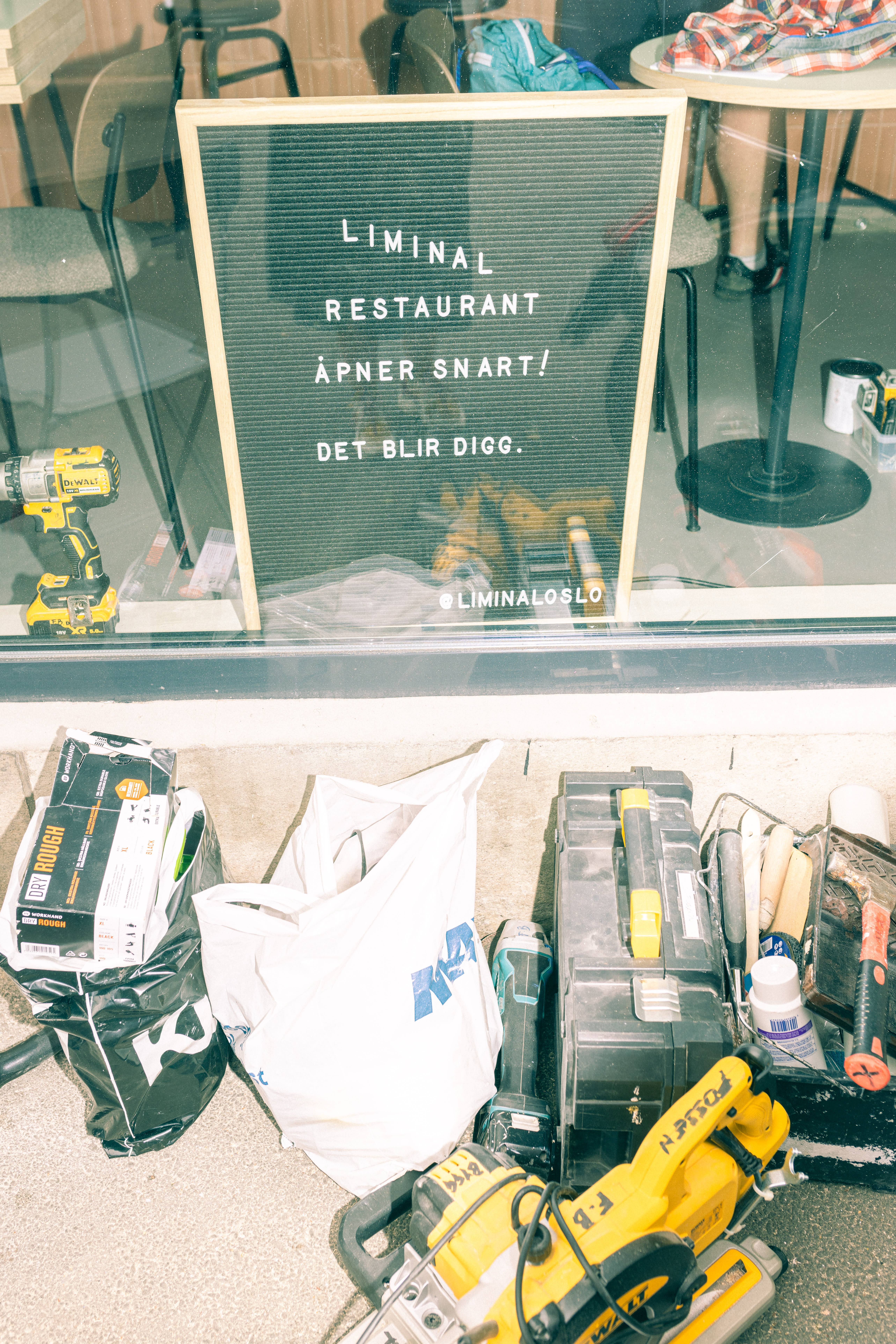 Det begynner å ta form i restaurantlokalene, men helt verktøyfritt blir det kanskje rett før gjestene kommer inn døren. 