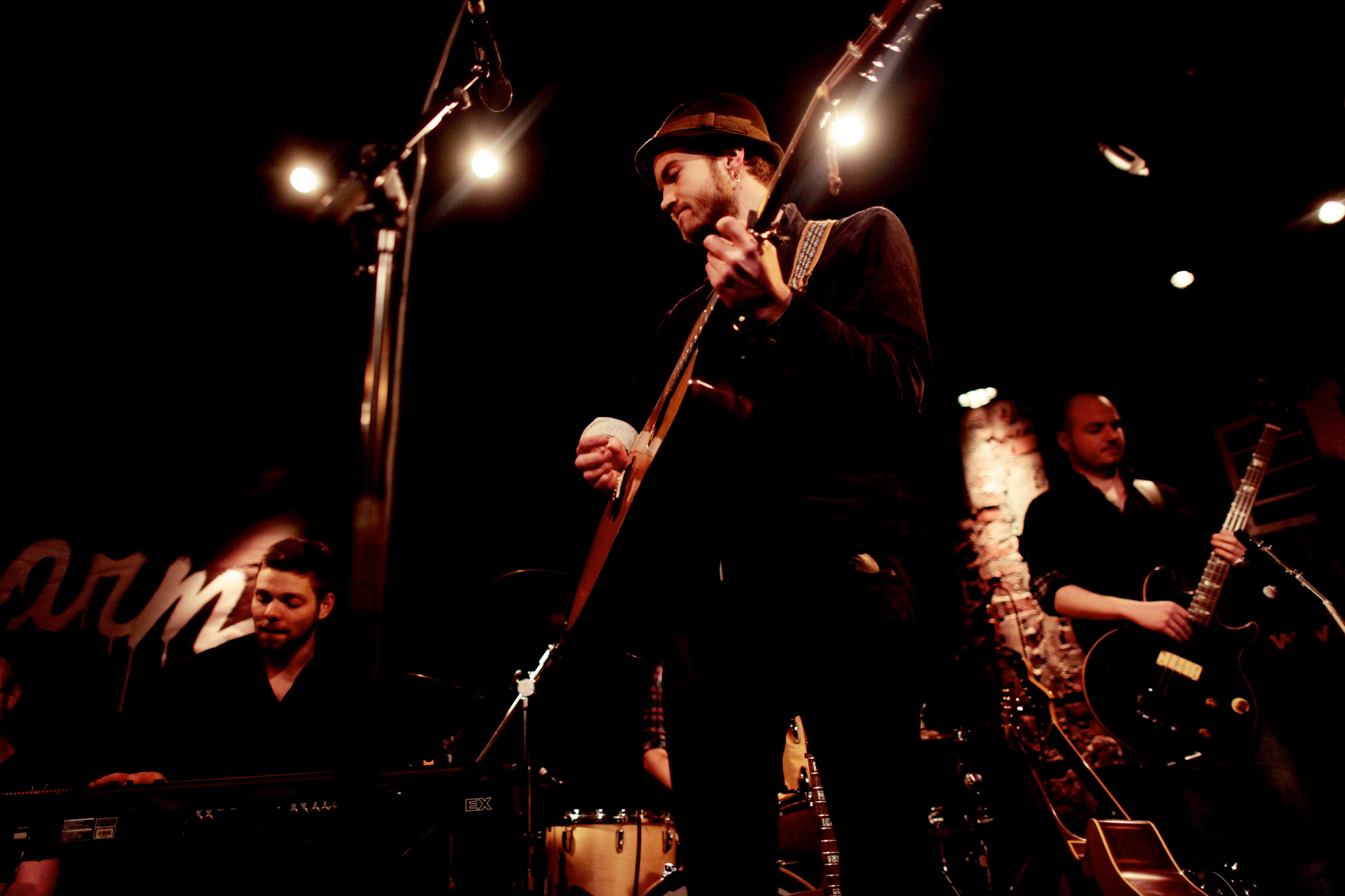 Og nei, det er ikke bare jazz. Så kom deg ut og dans og syng. Eventuelt sitt litt lenger bak og nikk i takt til rytmene. Uansett, nyt musikken. Louie-ooie-la-la-la!