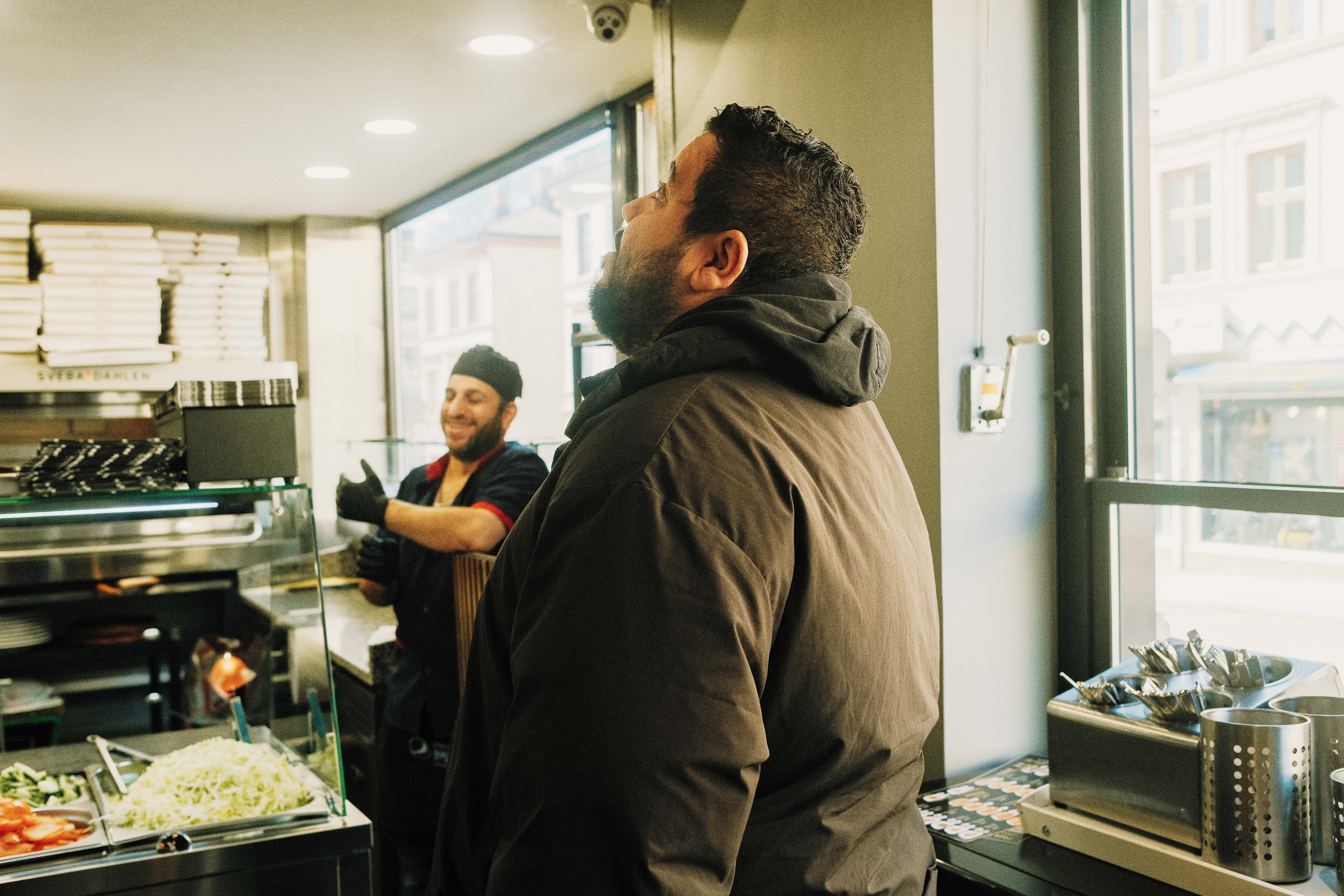 Mannen bak @utlending.memes er lei folk som fiser på byen