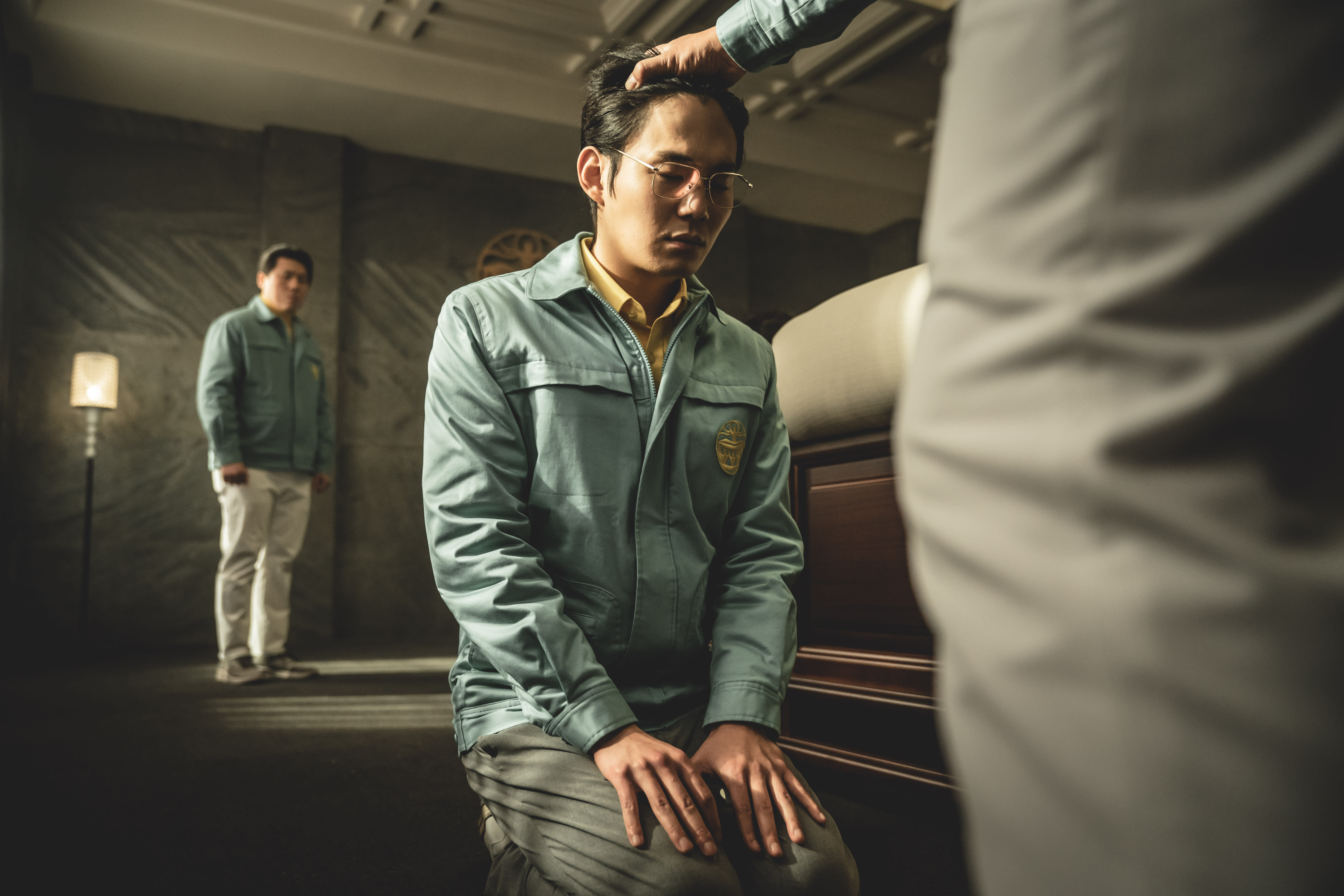 Deacon Yuji (Ryu Gyeong-soo) er en av mange følgere av Den Nye Sannheten. Netflix-serien «Hellbound» følger den sørkoreanske sekten når demoner dukker opp og henretter syndere på TV.