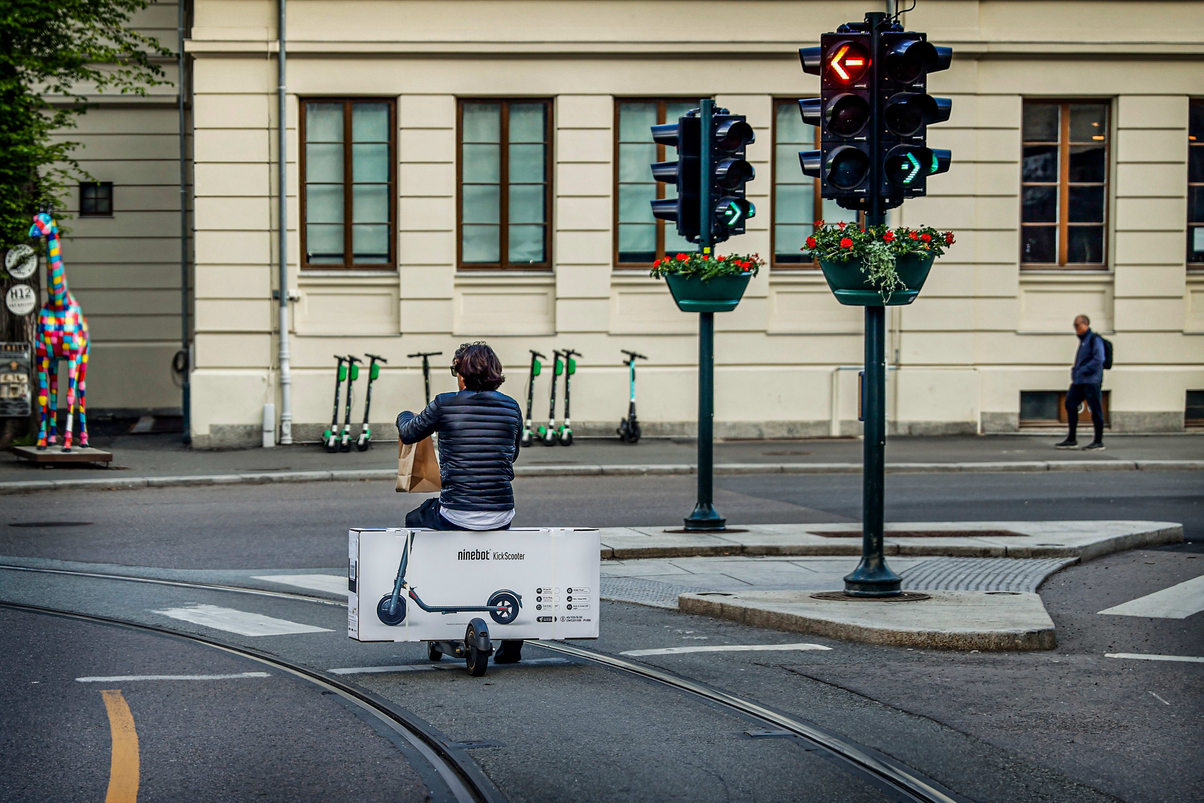 Her fraktes intet mindre enn nettopp en elsparkesykkel.