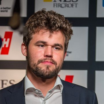 Magnus Carlsen nær sjokktap – men reddet til seier