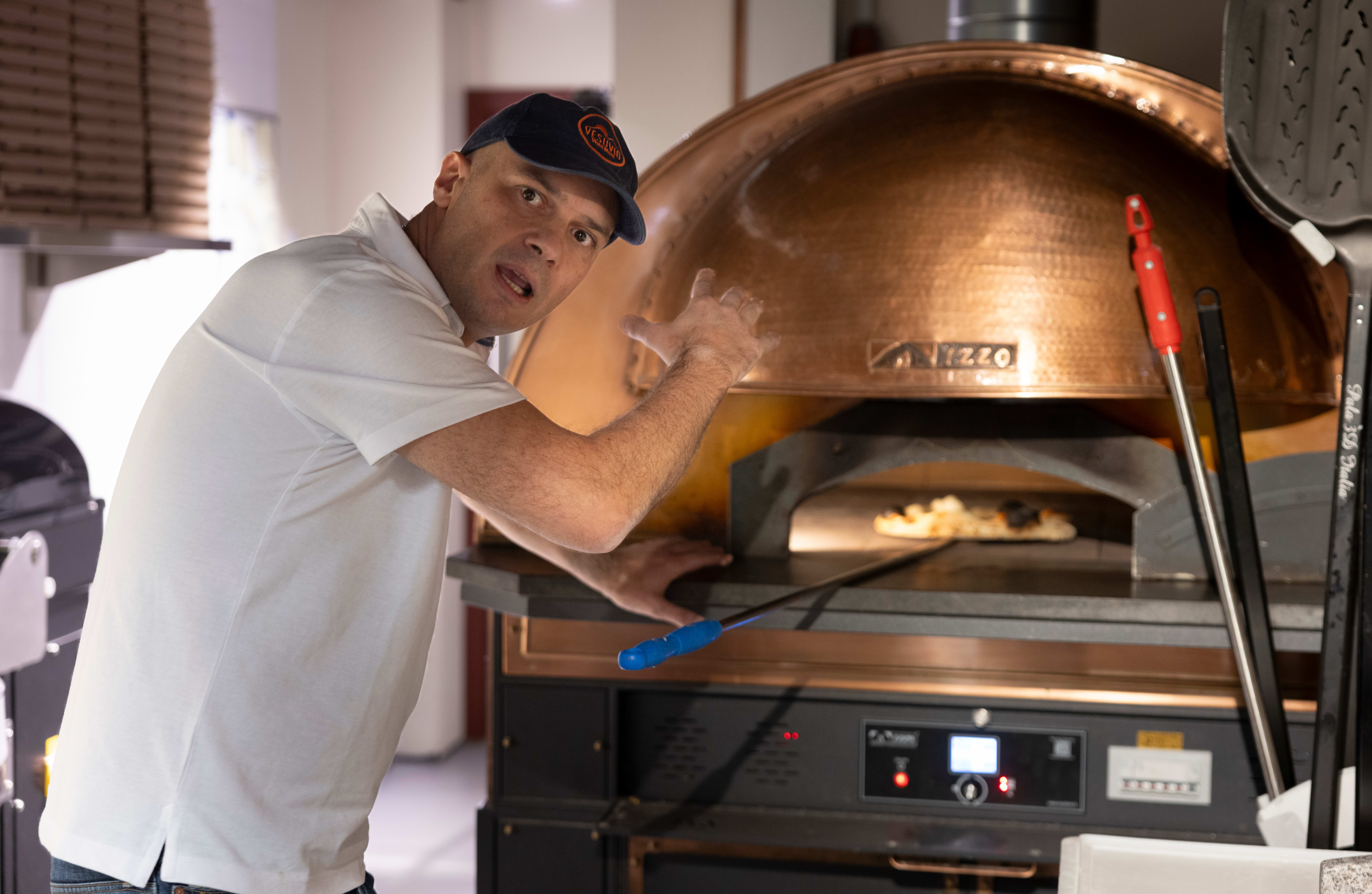 Solimeo setter en pizza contemporanea i ovnen. Den skal lengst inn, for å få mest mulig varme. 