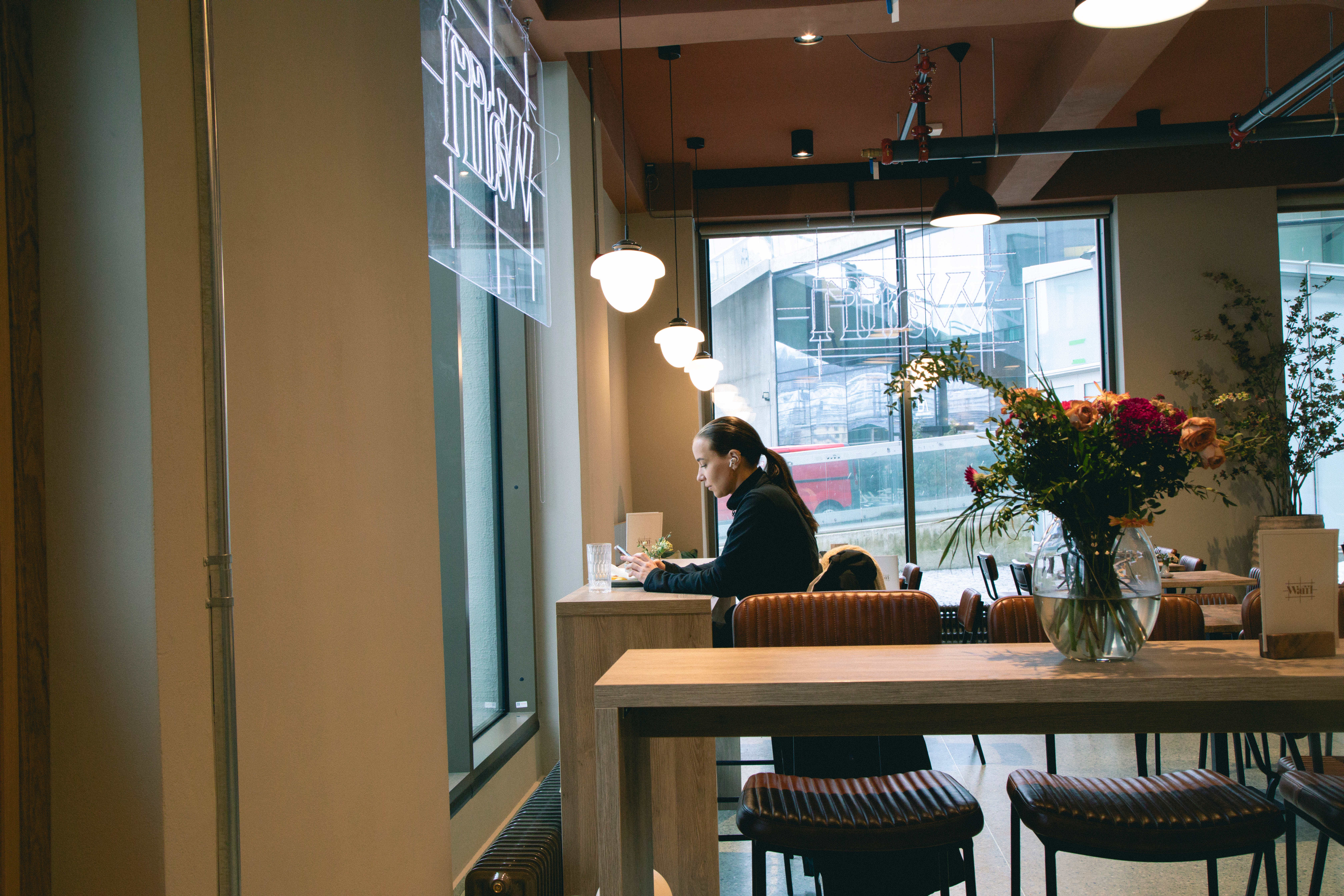 Lyst og trivelig med store vinduer. 