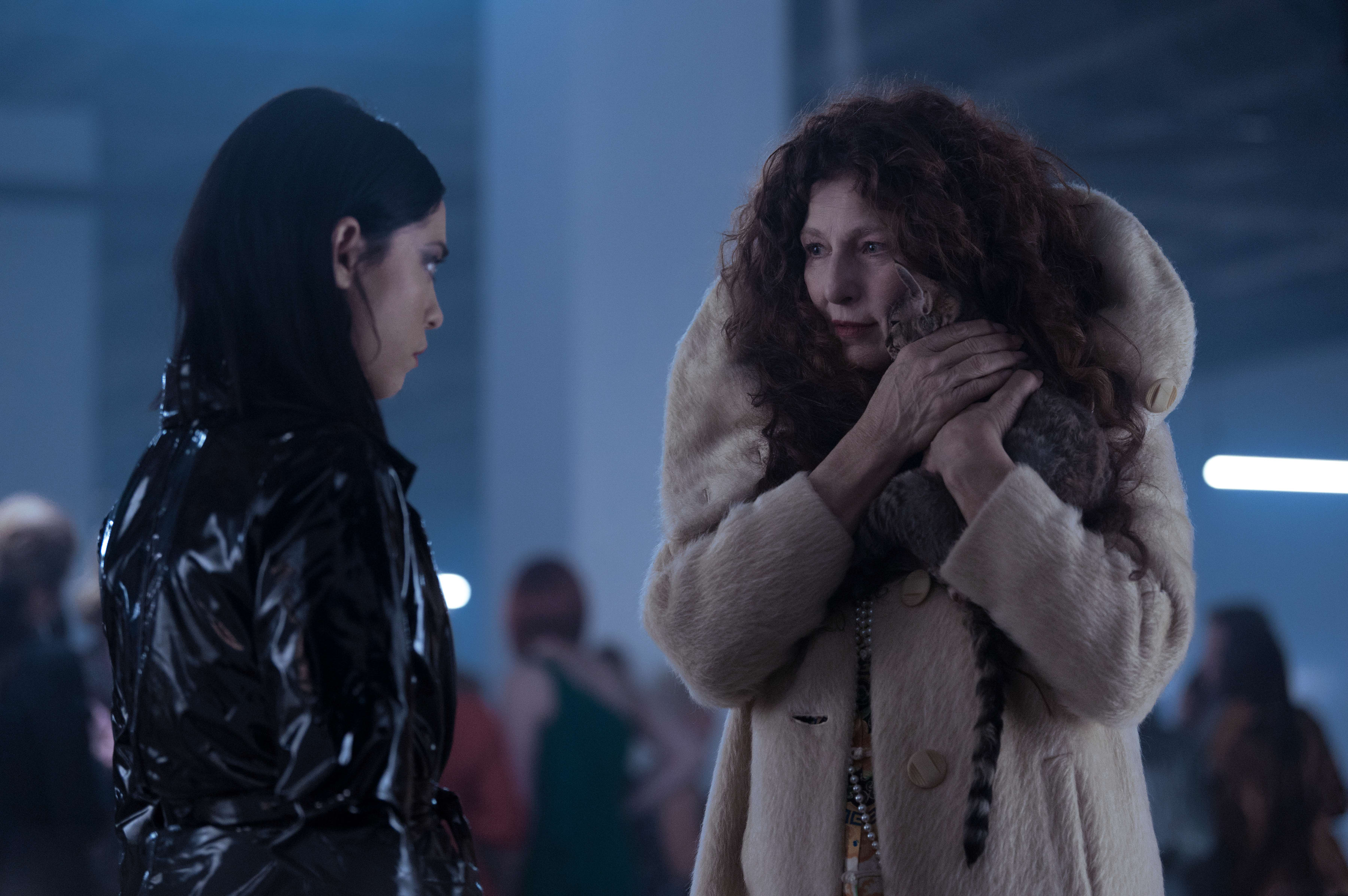 Lisa Nova (Rosa Salazar) får hjelp til å planlegge sin hevn av den mystiske Boro (Catherine Keener)