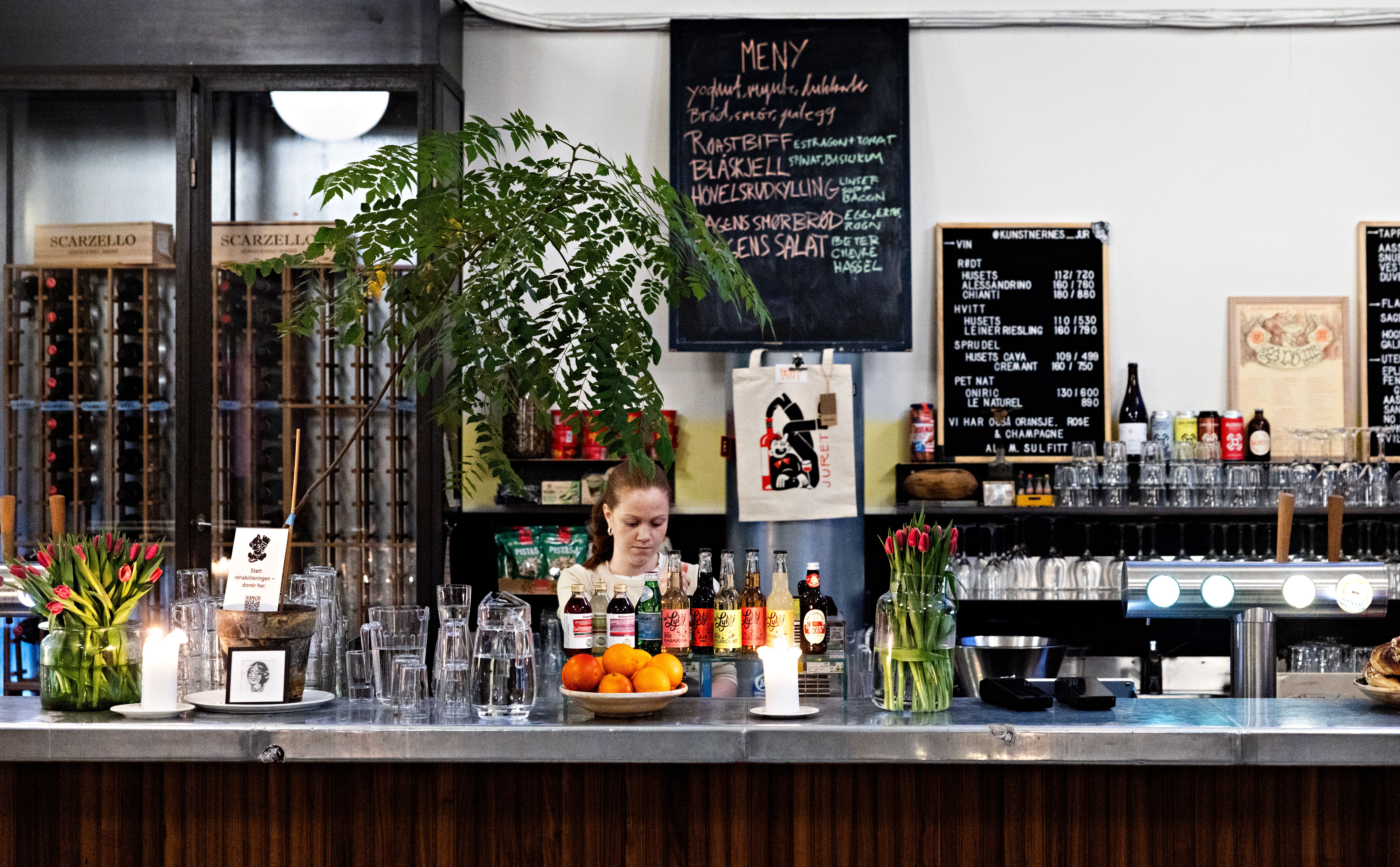 Det bugner i disken på Kunstnernes Jur. En deilig estetikk som flere burde lære av. 