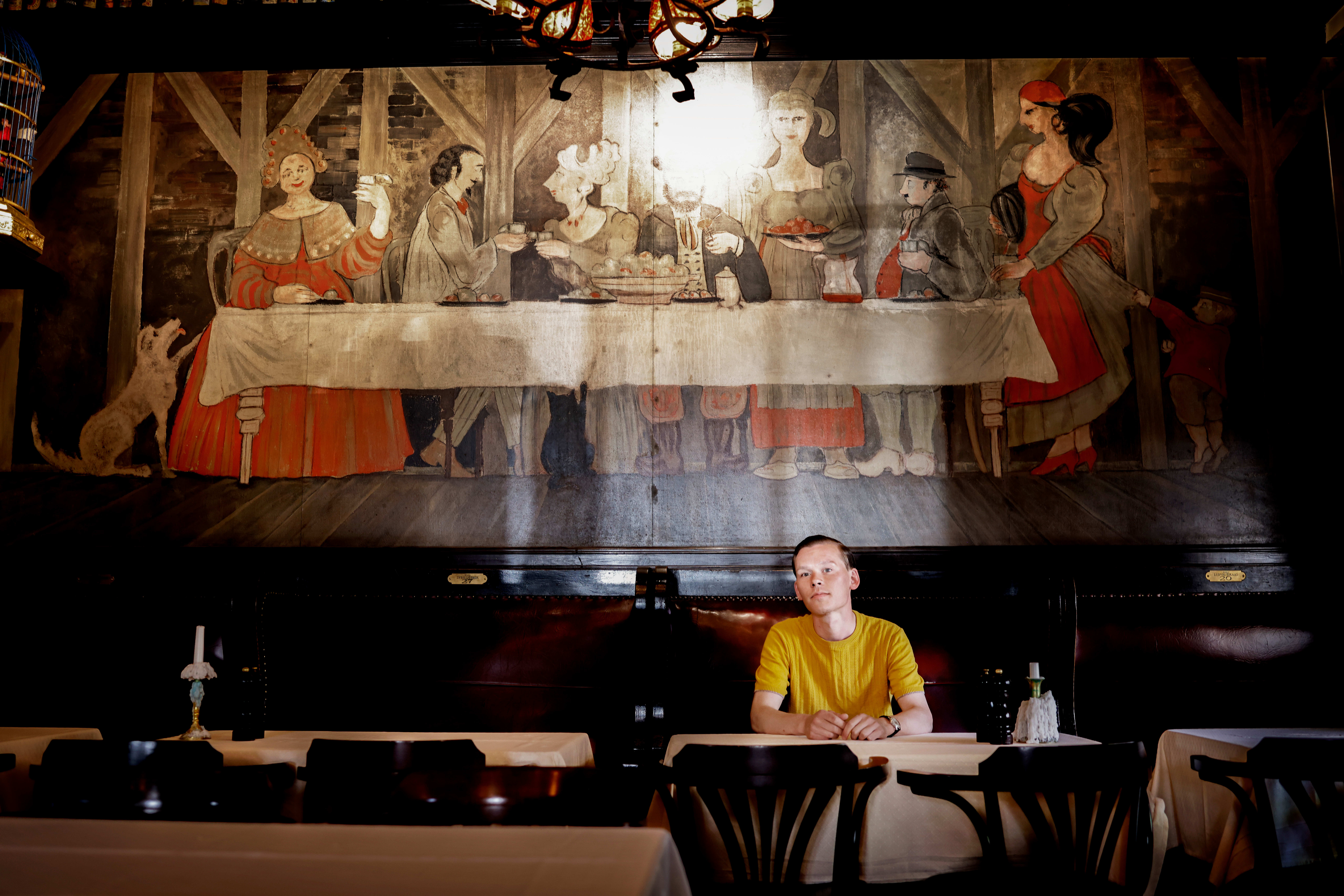 På Lorry kan du iaktta servitører i tradisjonell uniform: skjorte og vest, blant annet. 