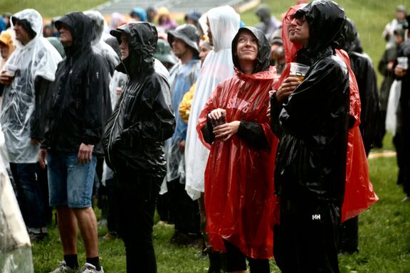 Regnet bøtter ned på Øyafestivalen. Slik går det med dem som har joggesko.