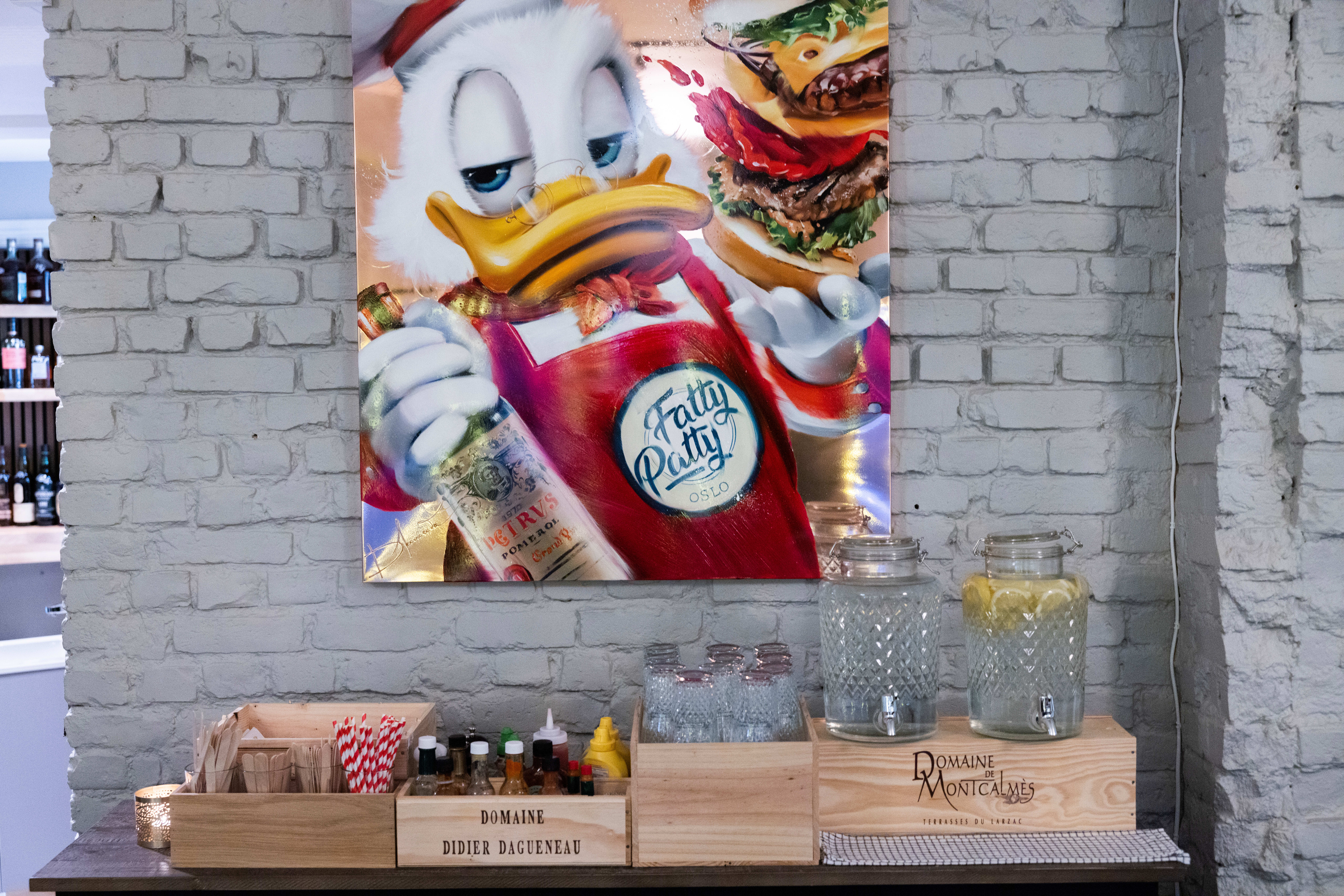 Bygdøyburger i grå omgivelser.