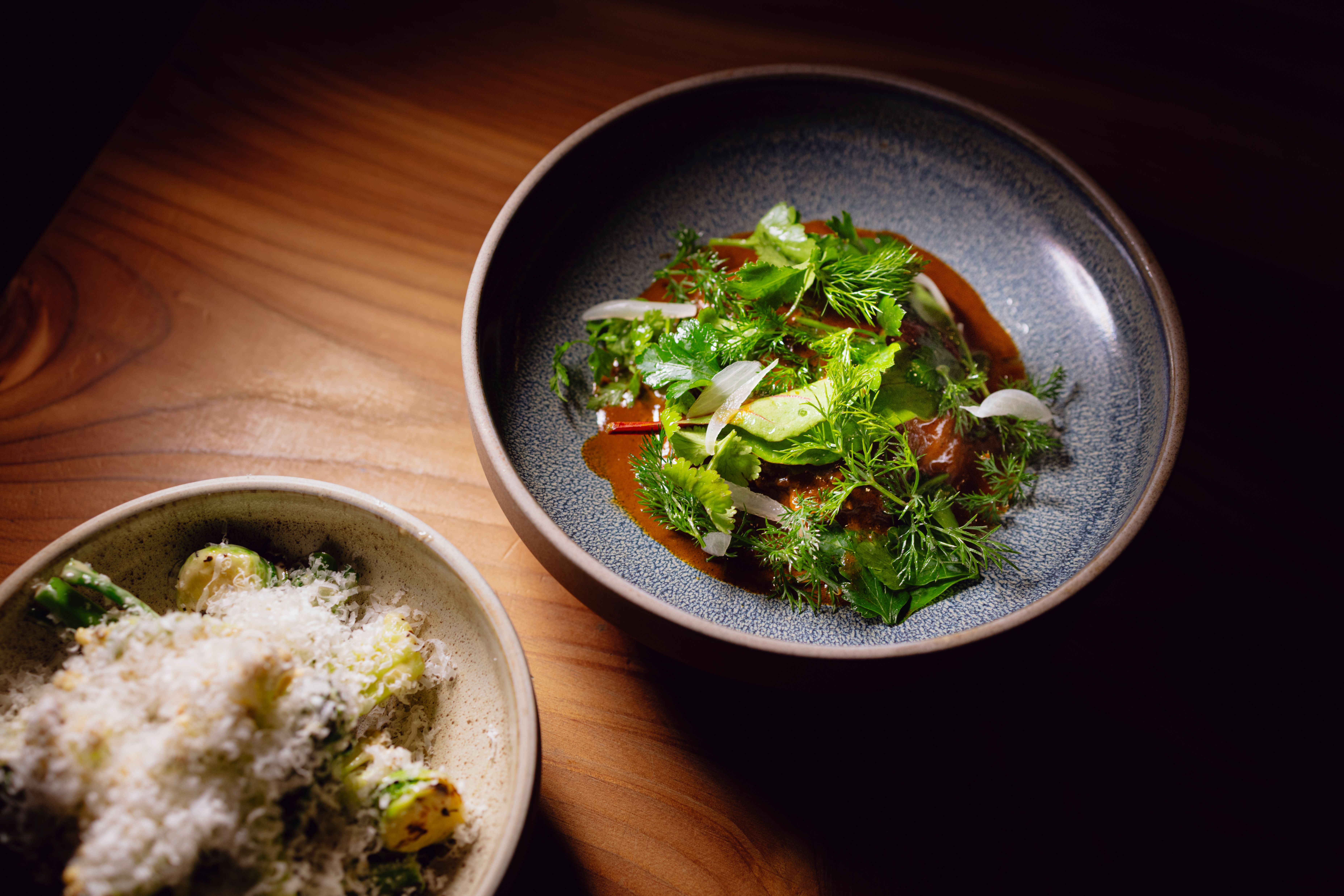 Svinenakkeragu med urter og grønnsaker.