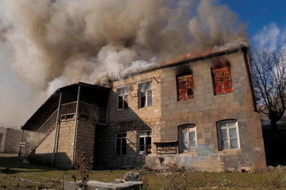 Nå setter innbyggerne fyr på sine egne hus i Nagorno-Karabakh