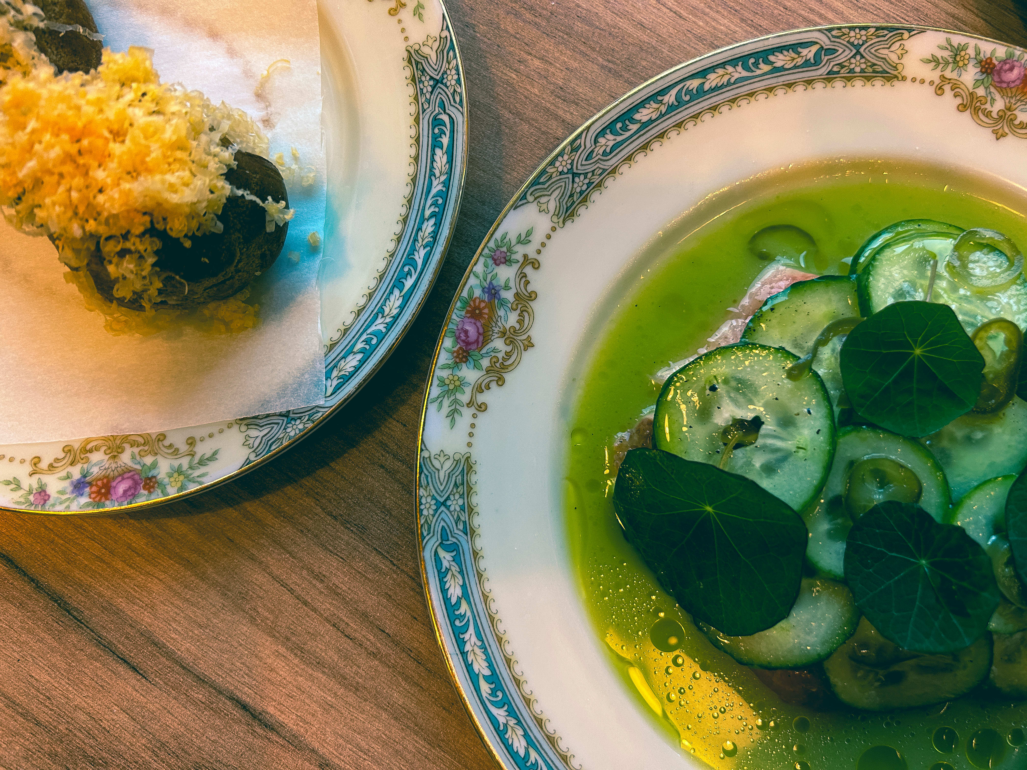 Vannbakkels med krabbe og fjellørret med agurk.