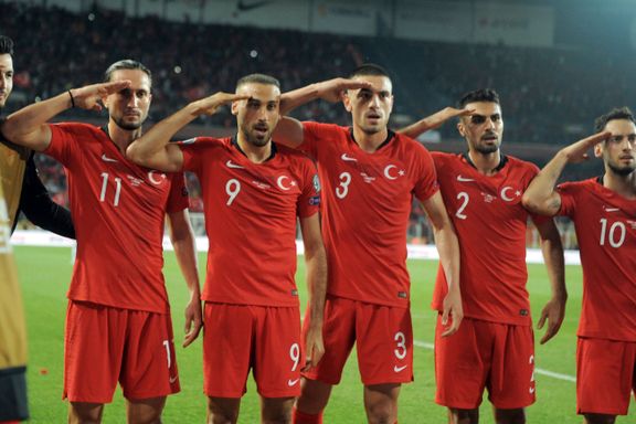 Fotball er religion i Tyrkia. Slik blander Erdogan seg inn.