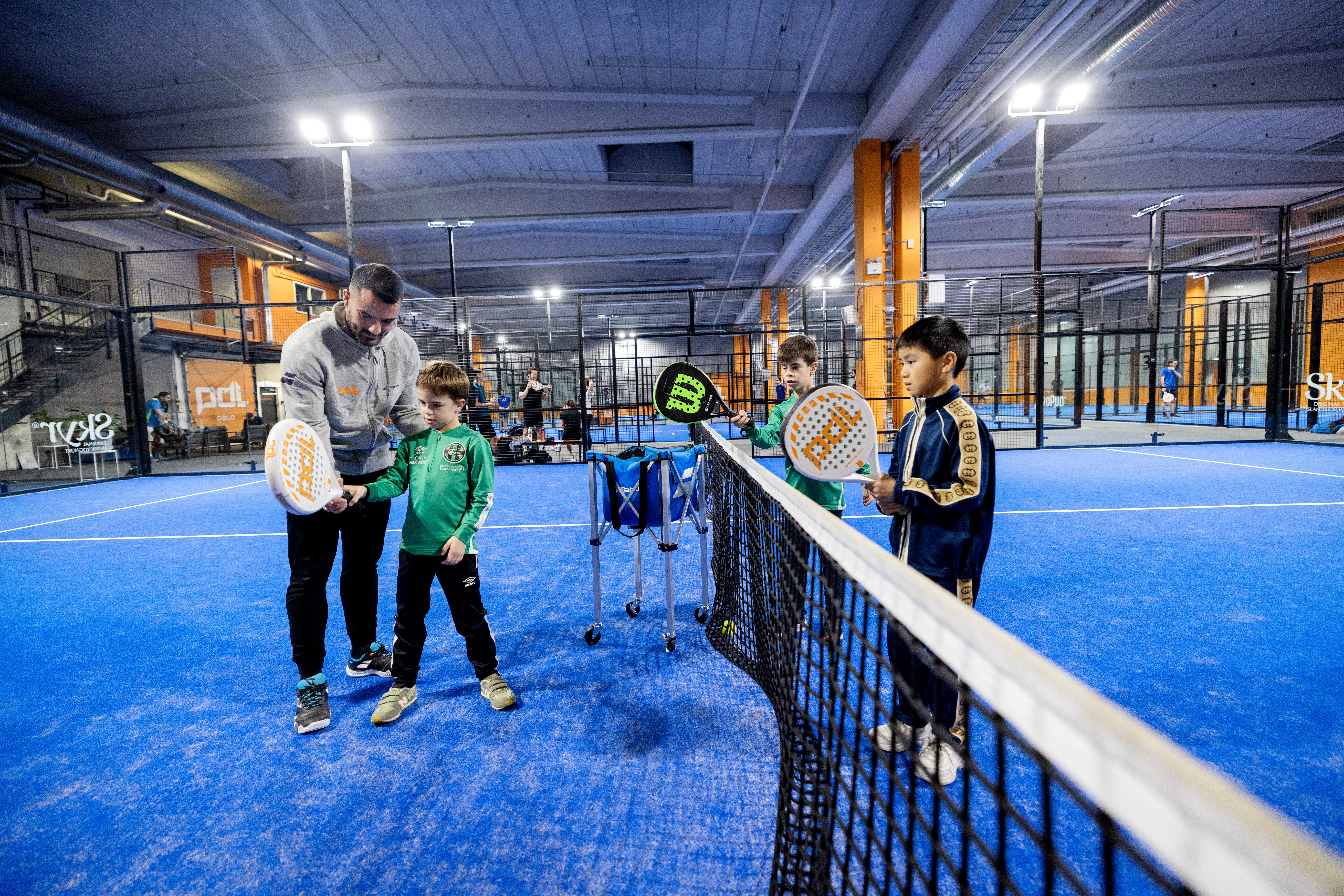 Ifølge Alan Putes fra Oslo Padelklubb passer idretten for alle.