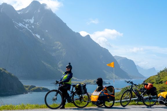 Å sykle er oppskriften på å oppleve Lofoten i helt riktig tempo. Vi leide elsykler og tok turen.