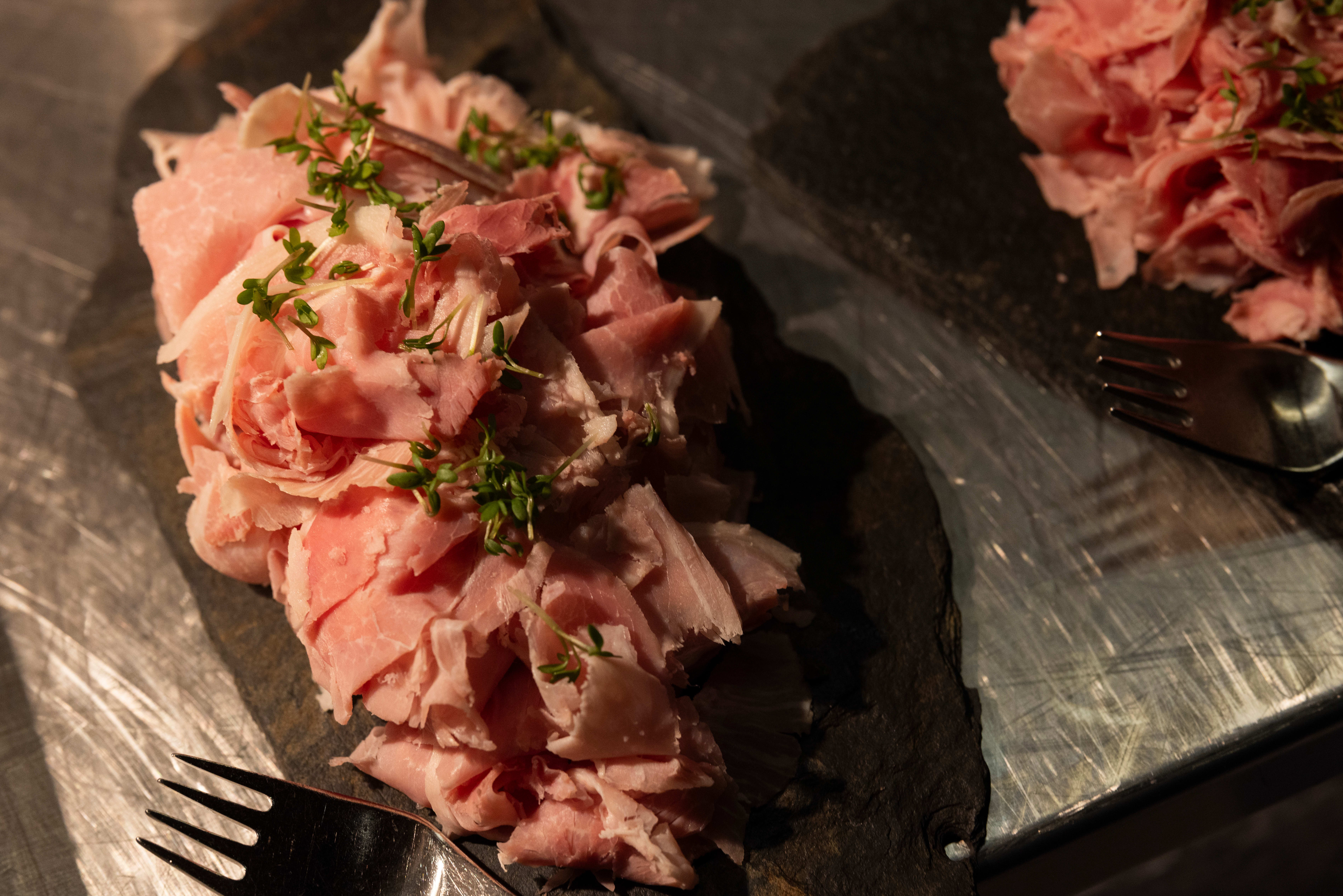 En av spesialitetene på Vaaghals er deres hjemmelagde, smaksrike svinebogskinke.