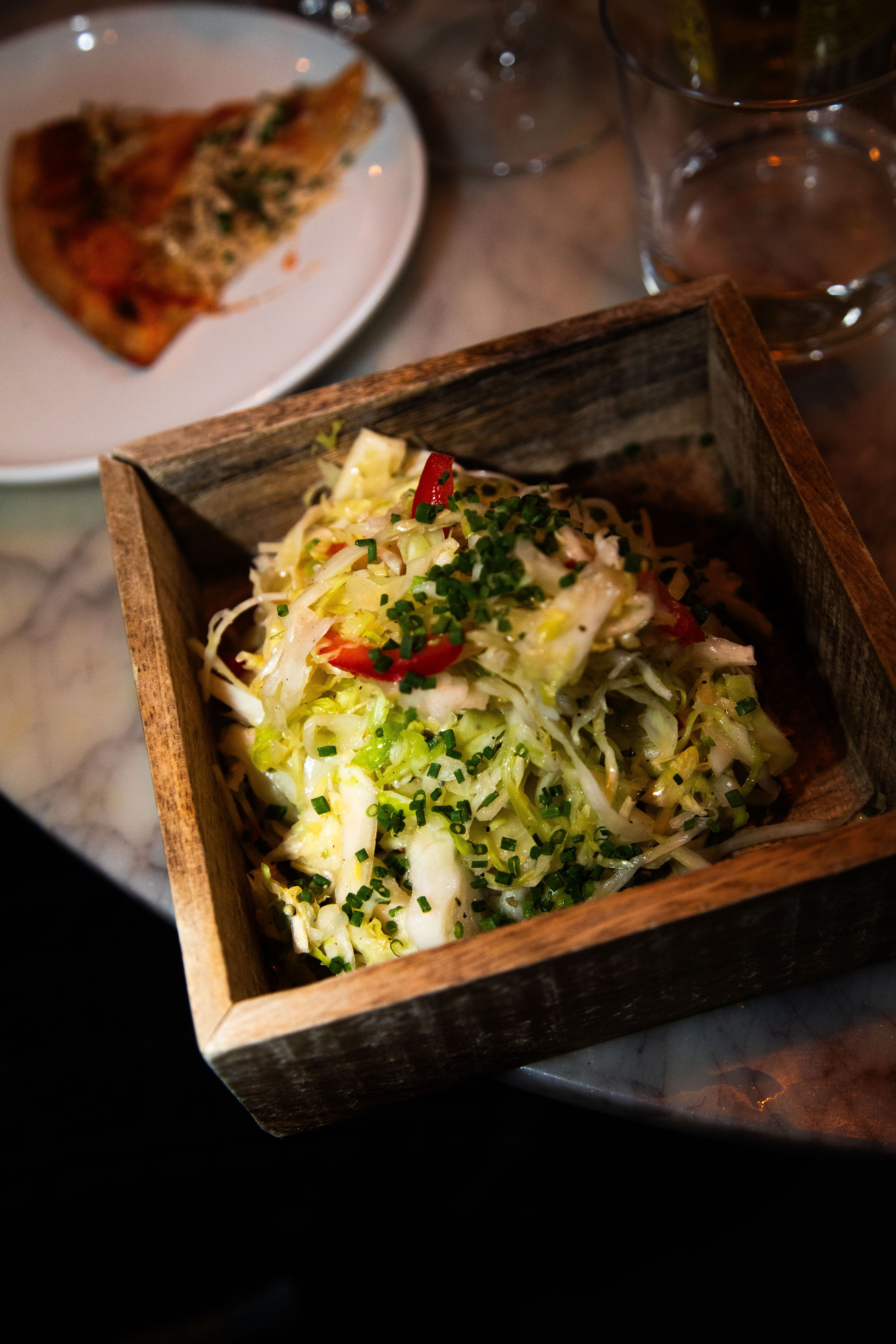 Syrlig pizzasalat, som alltid serveres til pizza i Sverige, er på plass hos Jimmy's. Men spis den ved siden av, og ikke ha den oppå pizzaen, oppfordrer Örnewald.