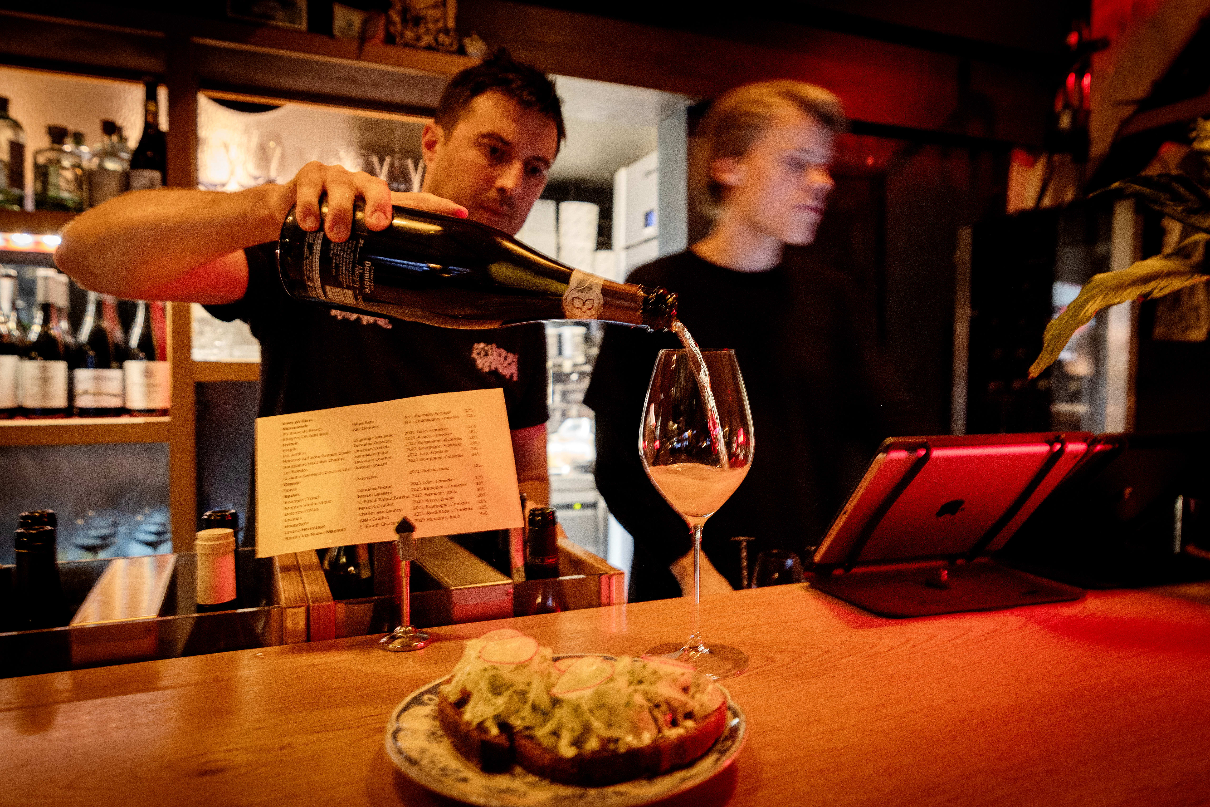 De har 14 viner på glass og en imponerende vinliste. Ansjostoasten er et must!