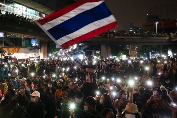 Thailands statsminister kaller inn parlamentet under press fra demonstranter