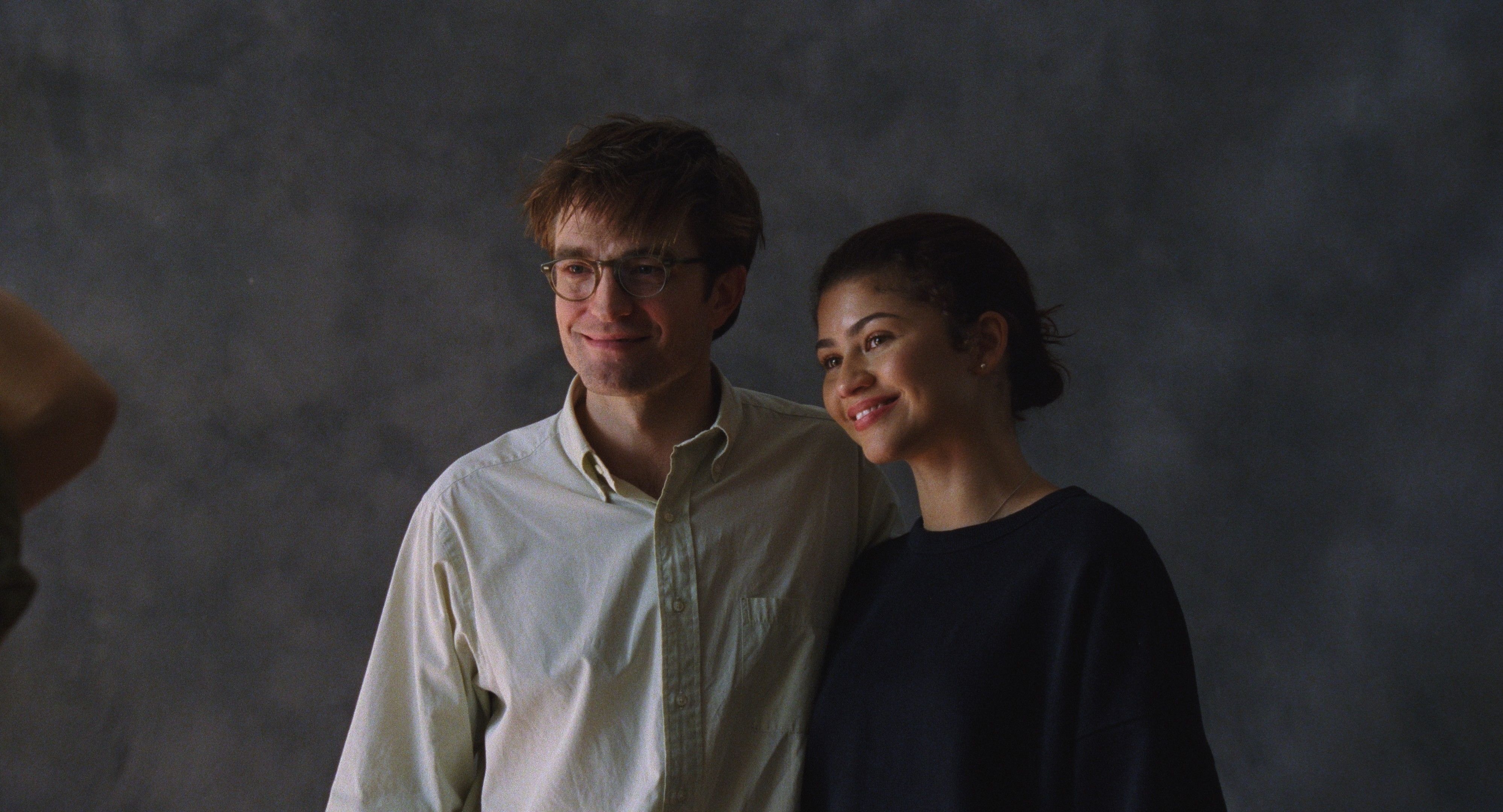 Britiske Charlie (Robert Pattinson) og amerikanske Emma (Zendaya) forsøker å smile til bryllupsfotografen. 