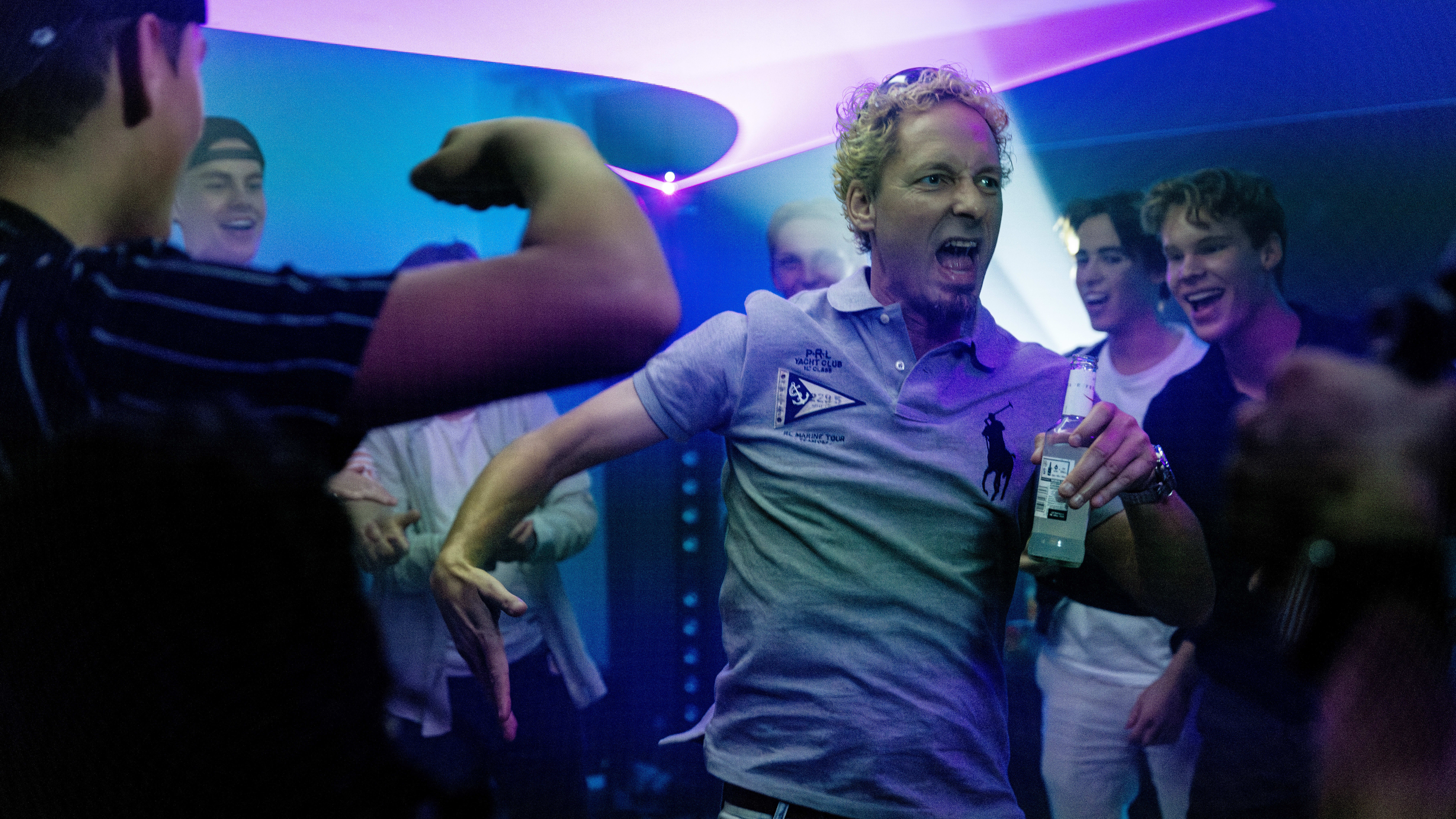 Trond Fausa Aurvåg spiller Kennet. 50-åringen spanderer drinker på unge jenter og tar dansegulvet med Vanilla Ice. 