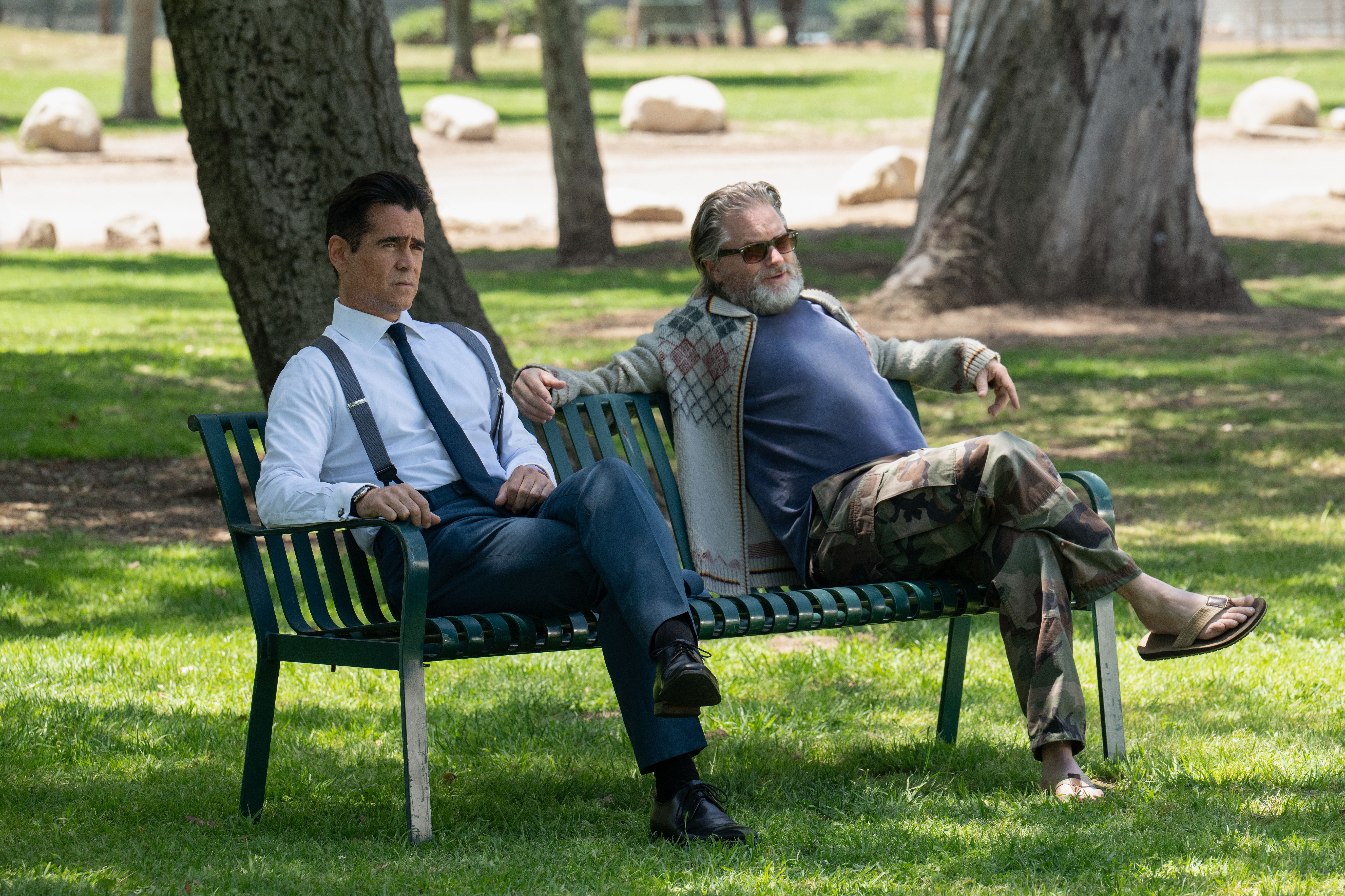 Colin Farrell og Shea Whigham filosoferer på en benk. Privatdetektiven John Sugar og hans politivenn kjemper mot korrupsjon og narko i Los Angeles.