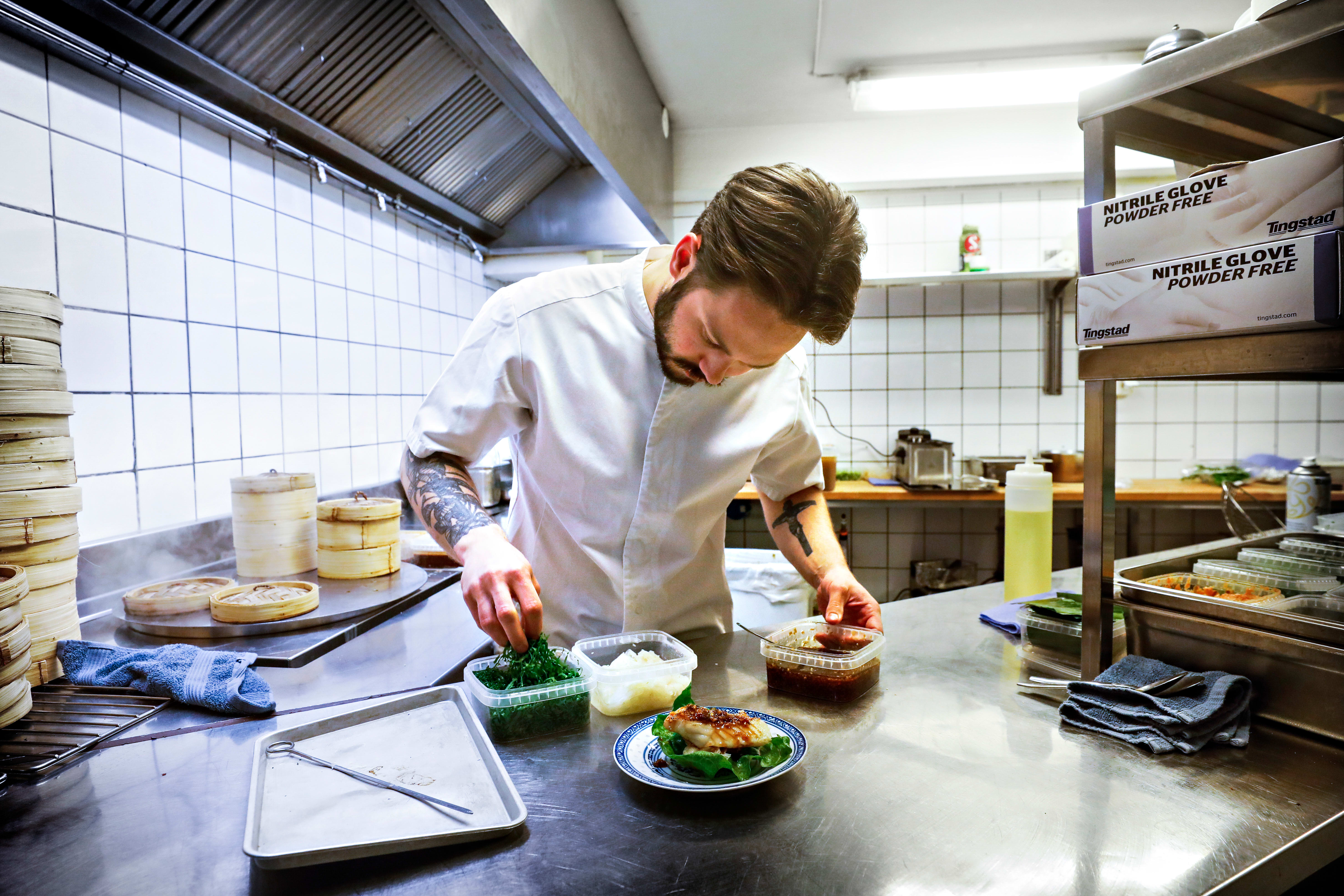 Kokkelering på kjøkkenet. 