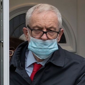 BBC: Corbyn får bli med i Labour igjen