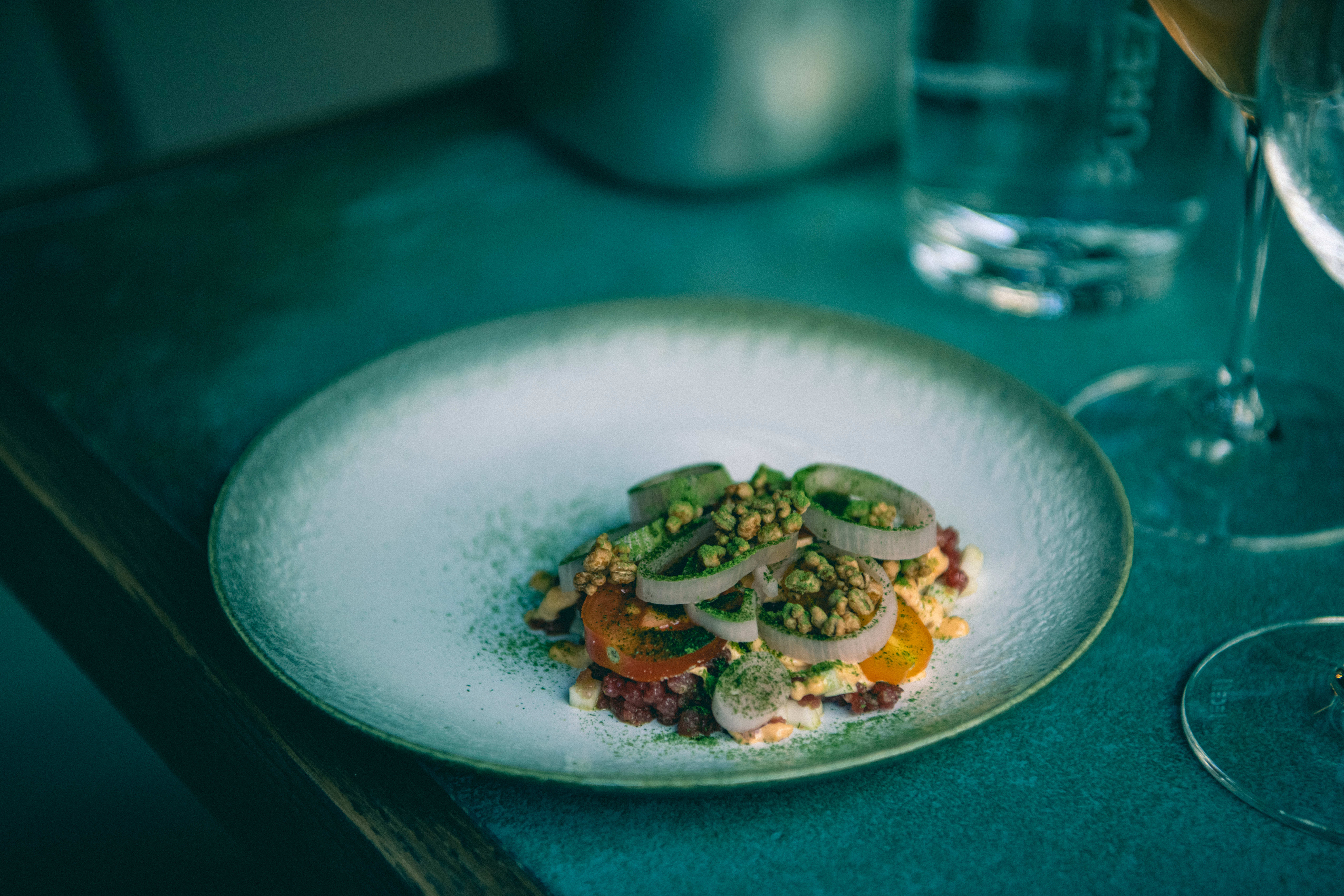 Betongs tartar: Nokså godt kvernet oksekjøtt, og mikset med syltet selleri og løk, Hanasandtomater, harissa- og soltørket tomatmajones, puffet bygg og kledelig ramsløkspurver. I overkant mye knasing fra bygg, men kjøttet trer fint frem og det er en lekker balanse mellom det salte, søte og syrlig.