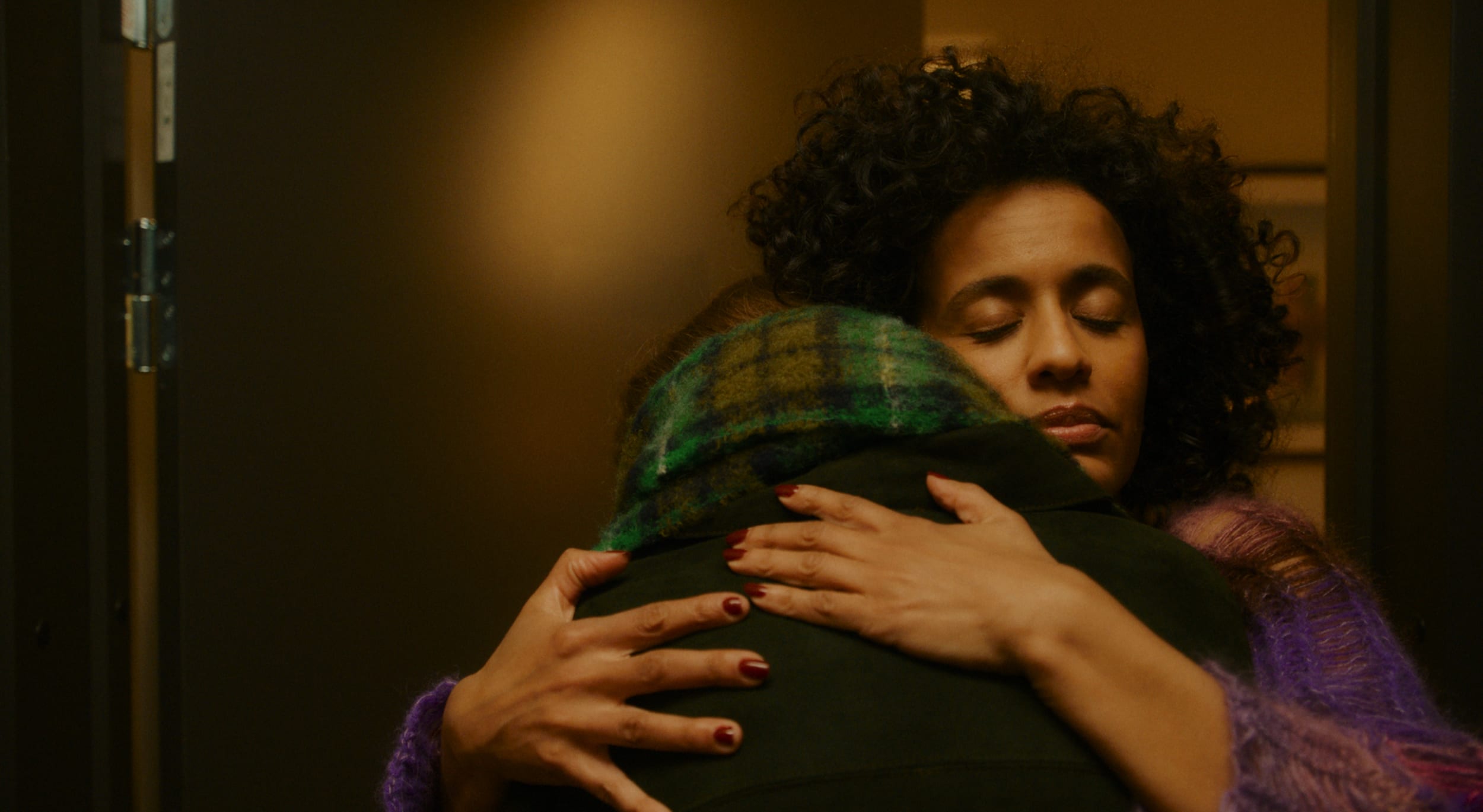 Læreren (Selome Emnetu) klemmer eleven Johanne (Ella Øverbye).