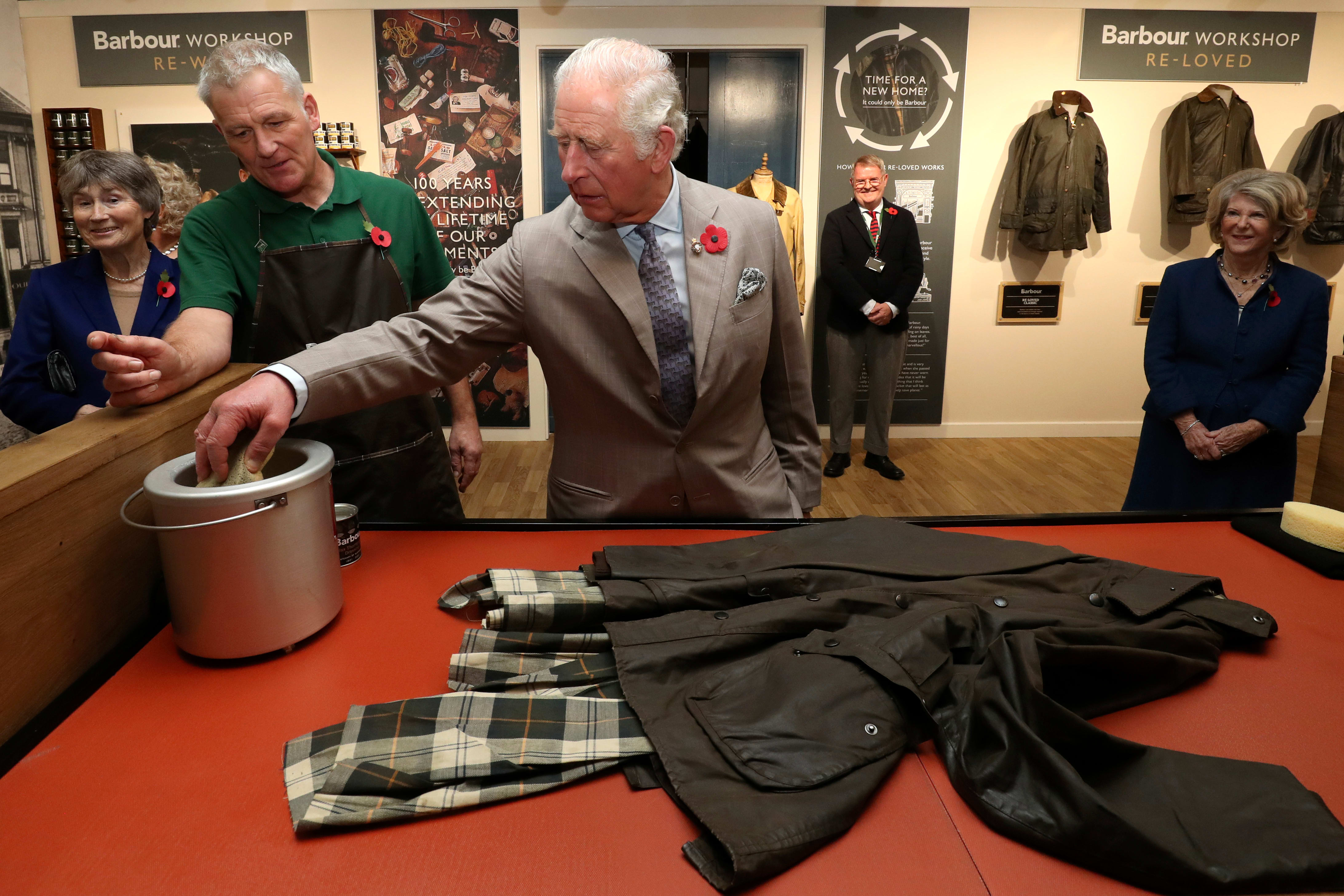 «Wax on, wax off» utføres nøye på kong Charles trofaste Barbour-jakke. Helt konge!