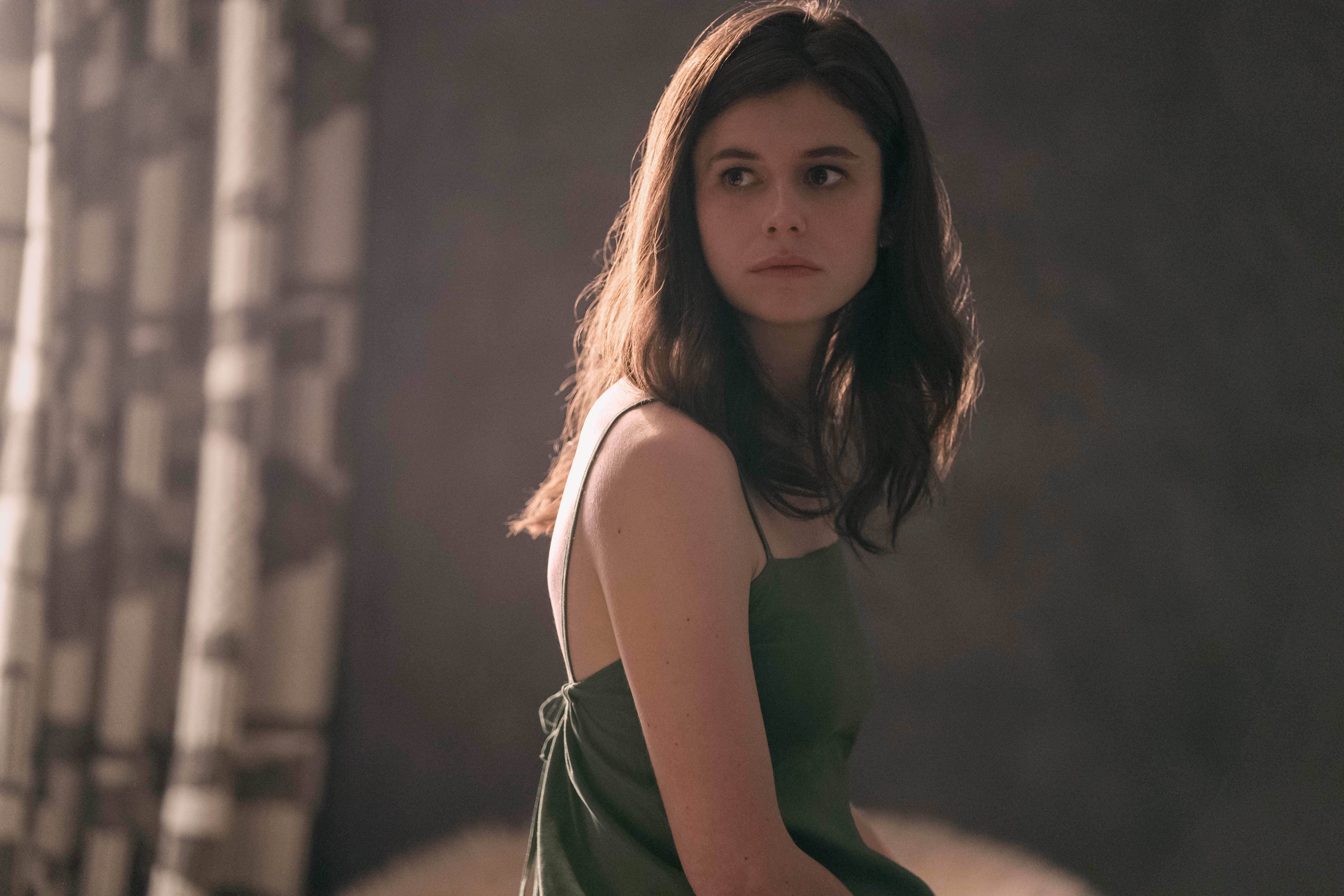 Hovedrolleinnehaver Alison Oliver (23) debuterer som skuespiller. Hun mestrer den krevende oppgaven å spille en introvert forfatterspire som grubler og observerer mer enn hun snakker.