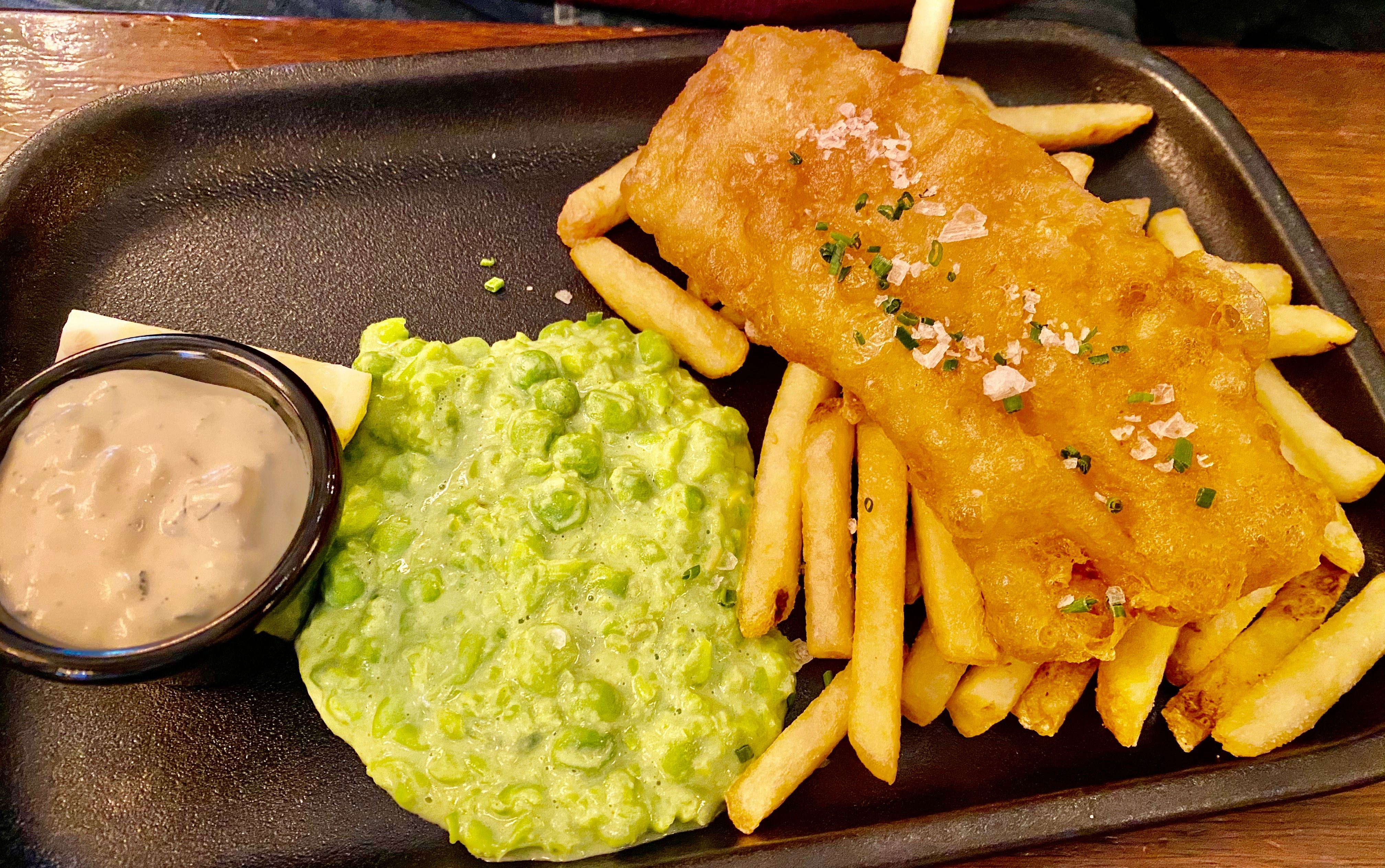 Fish and chips er et godt alternativ hos Royal Gastropub. 