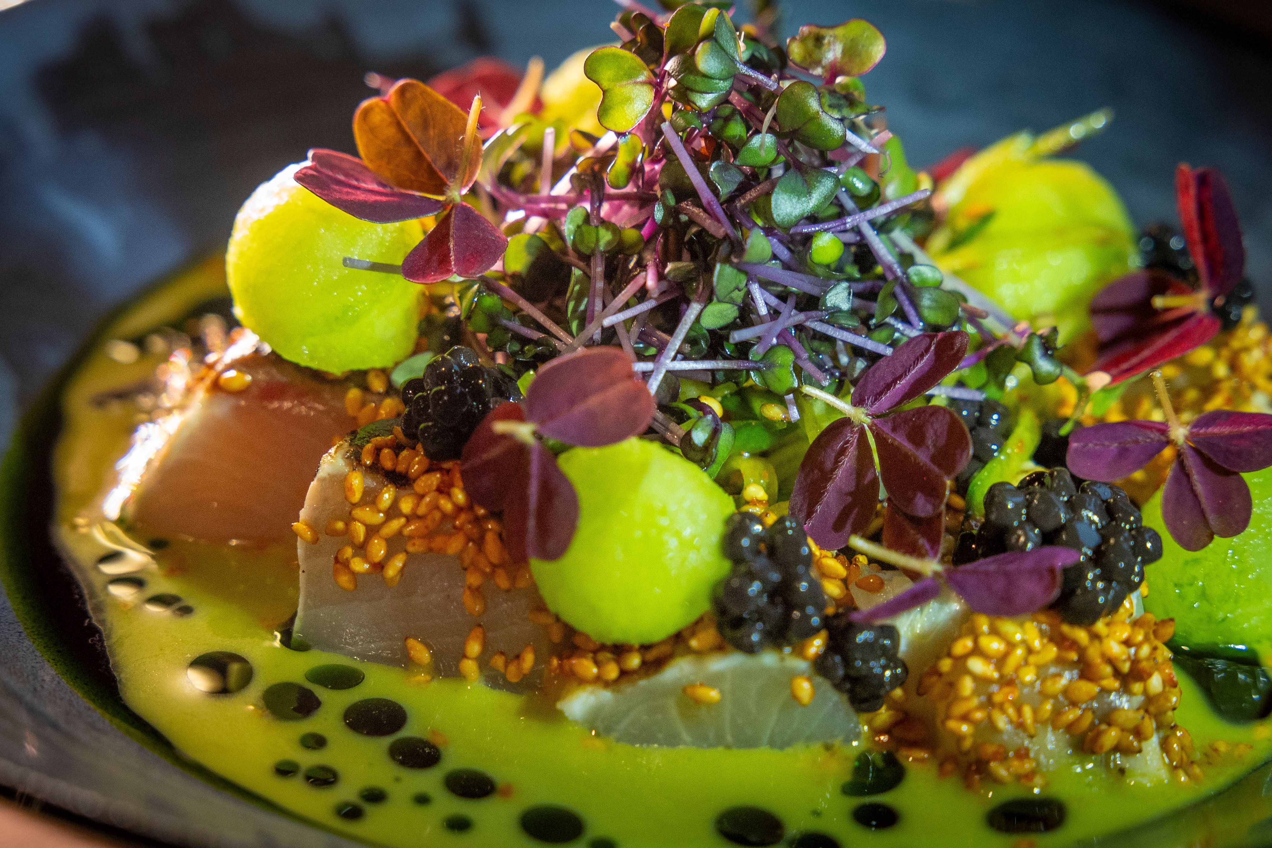 Hamachi i jalapeñosaus med avrugakaviar, epler og agurk.