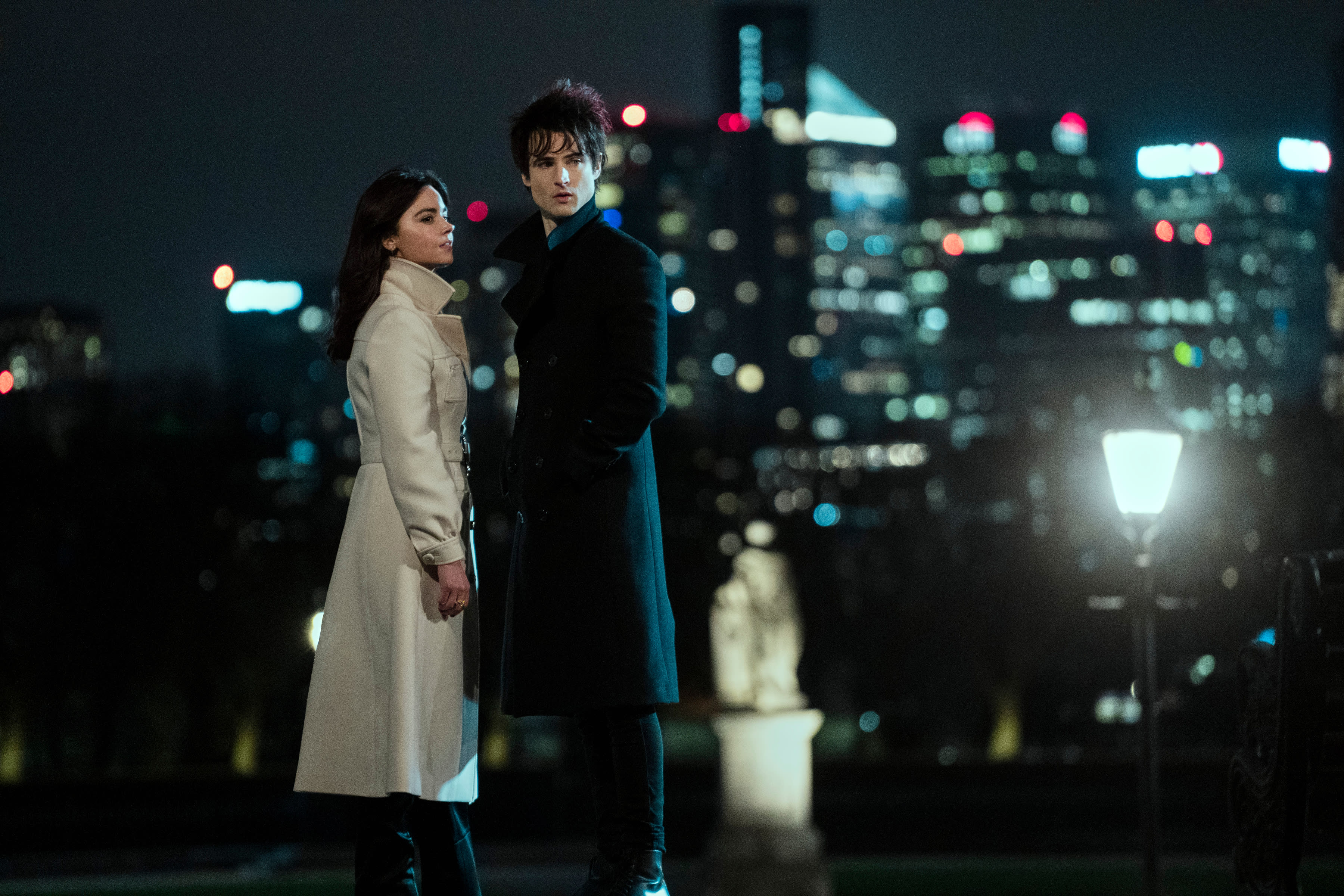 Dream (Tom Sturridge)) og Johanna Constantine (Jenna Coleman) en mørk natt i London.