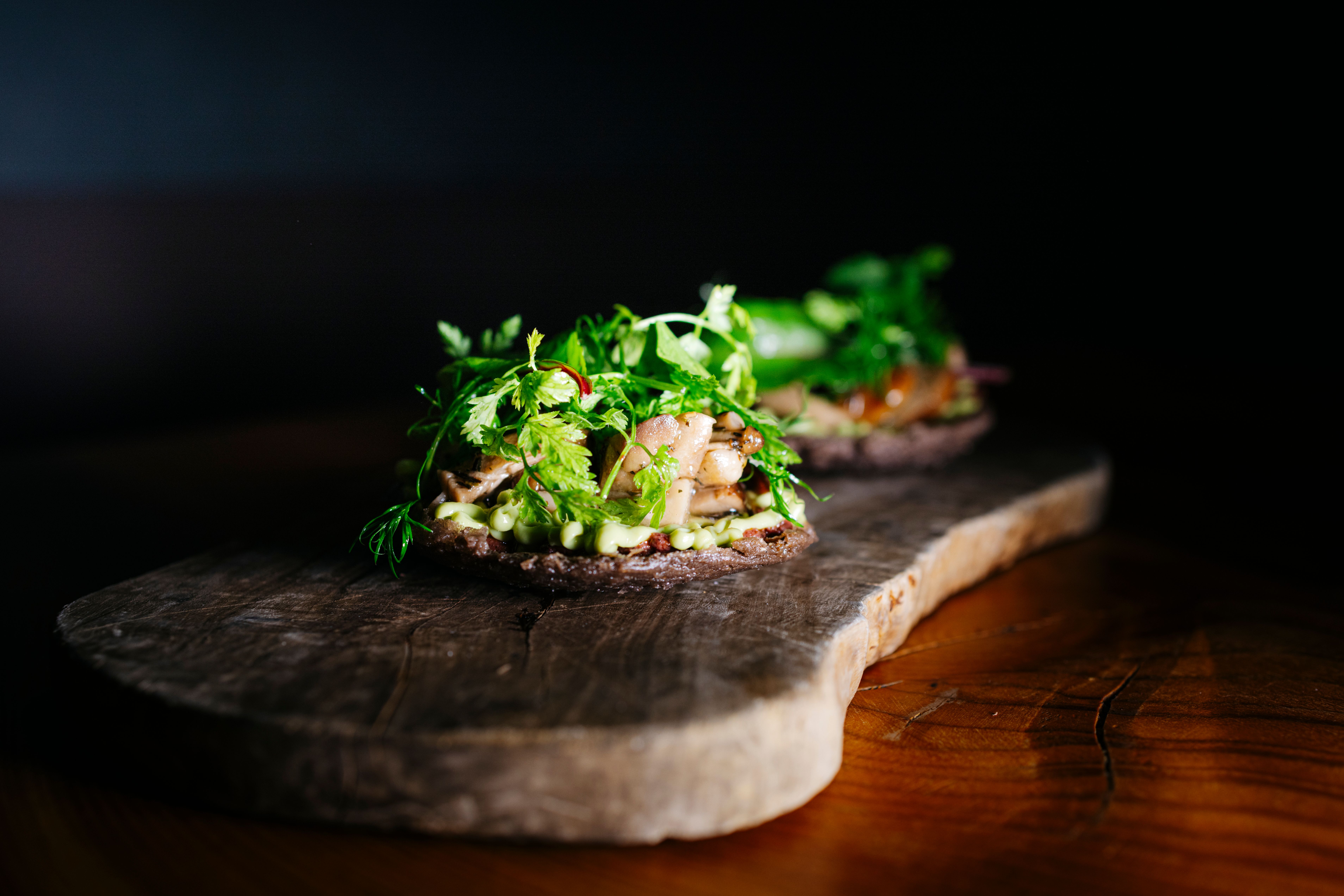 Tostada med sopp, avokado og oliven.