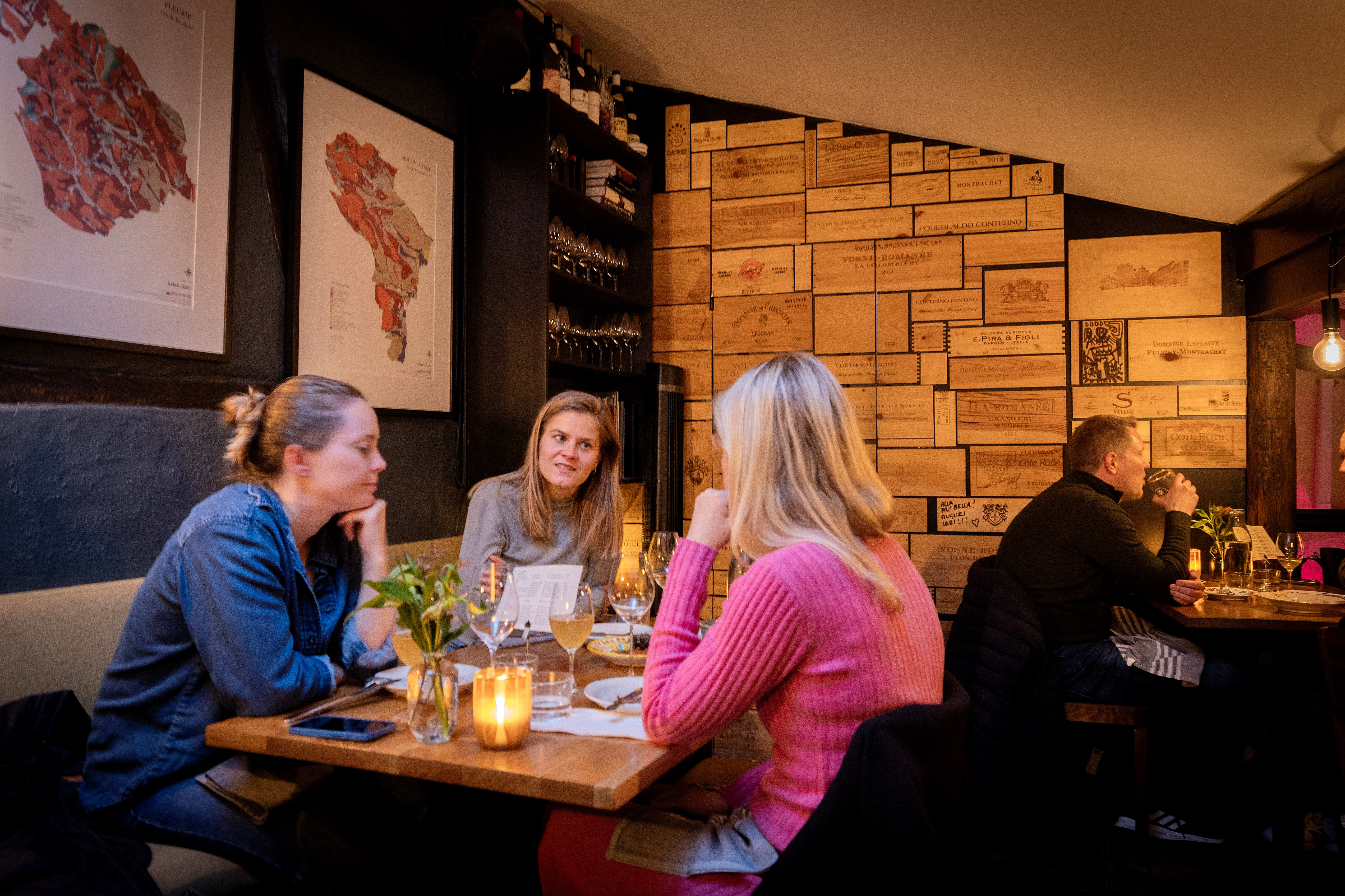 Vinkart på veggene og vinrom i den ene enden av lokalet. 