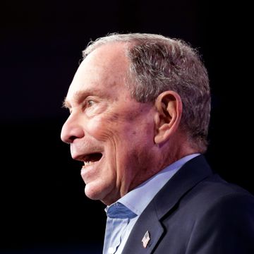 Biden vinner valgthriller i Texas, Bloomberg vurderer å trekke seg