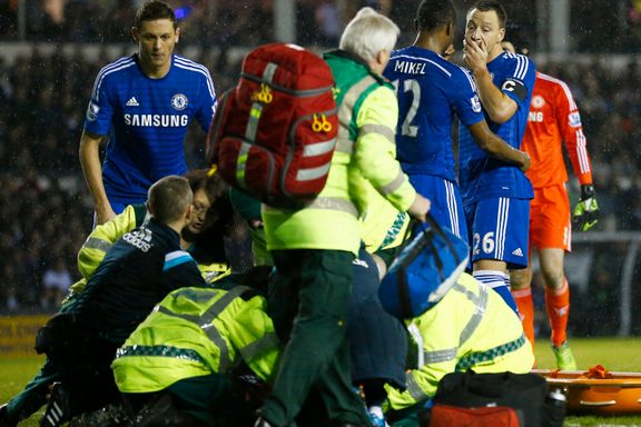 Chelsea-stopper ut på båre - kolliderte med egen keepers hjelm