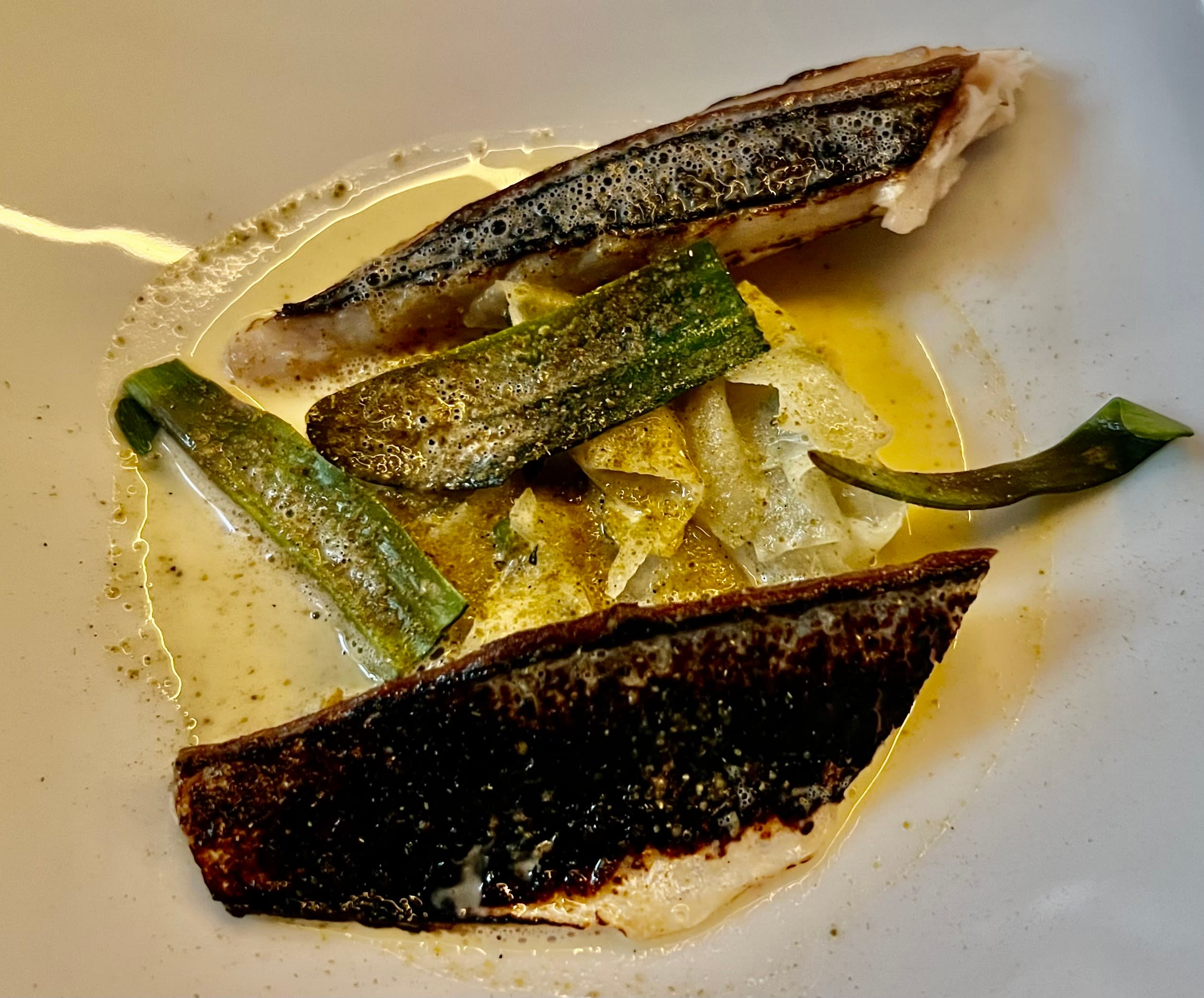 Grillet makrell med knutekål